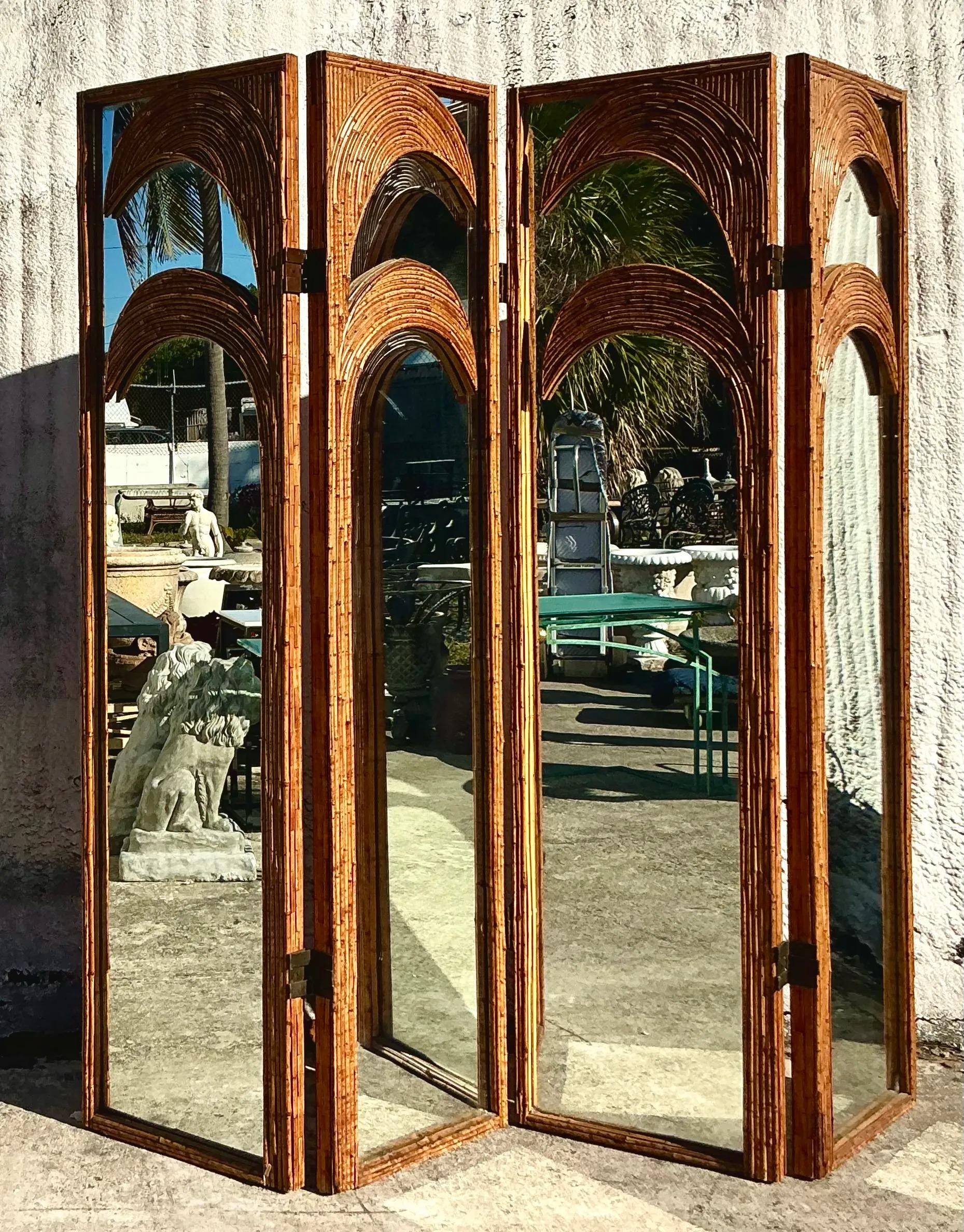 20ième siècle Vieux écran miroir de palmier fendu en arc de cercle côtier en vente
