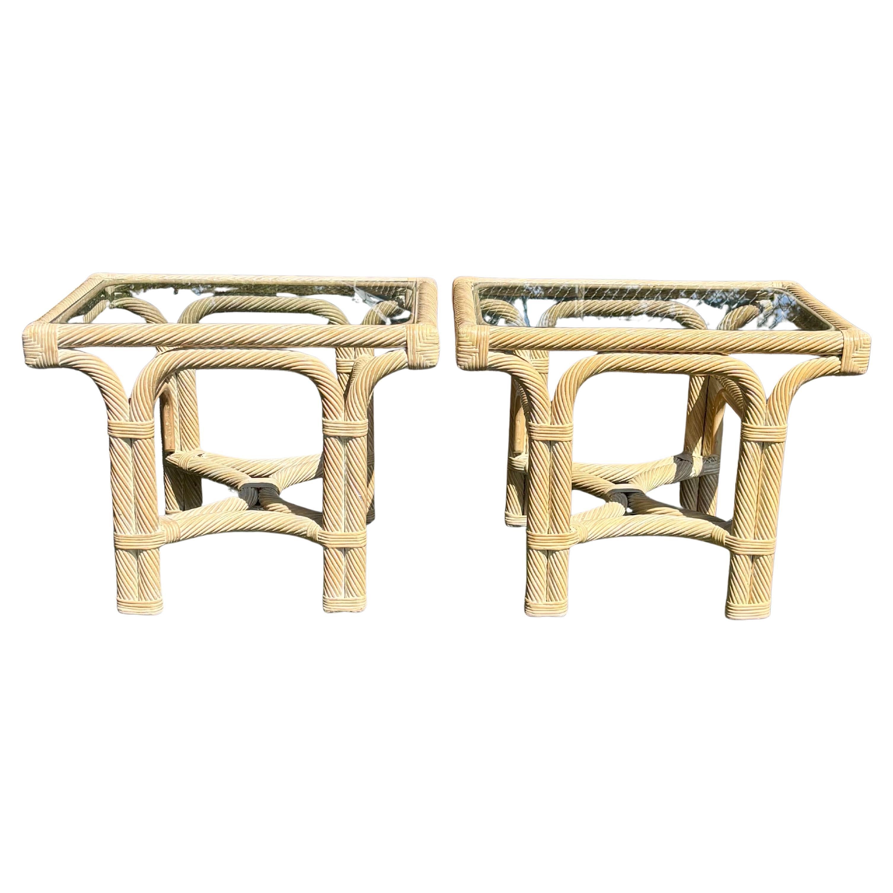 Tables d'extrémité en rotin vintage à l'architecture côtière - Paire en vente