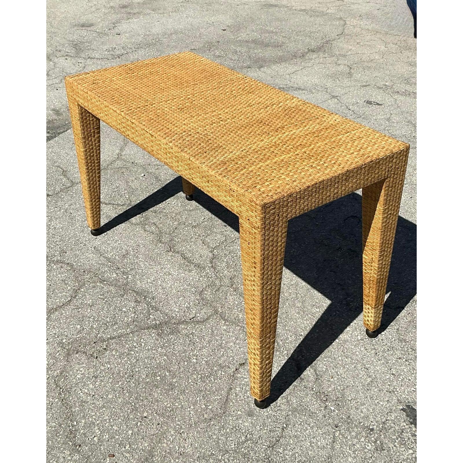 Eleva tu espacio de inspiración costera o bohemia con esta consola baja vintage de la colección Milling Road de Baker, bellamente envuelta en ratán de tejido tupido. La silueta aerodinámica, las patas suavemente ahusadas y el acabado natural