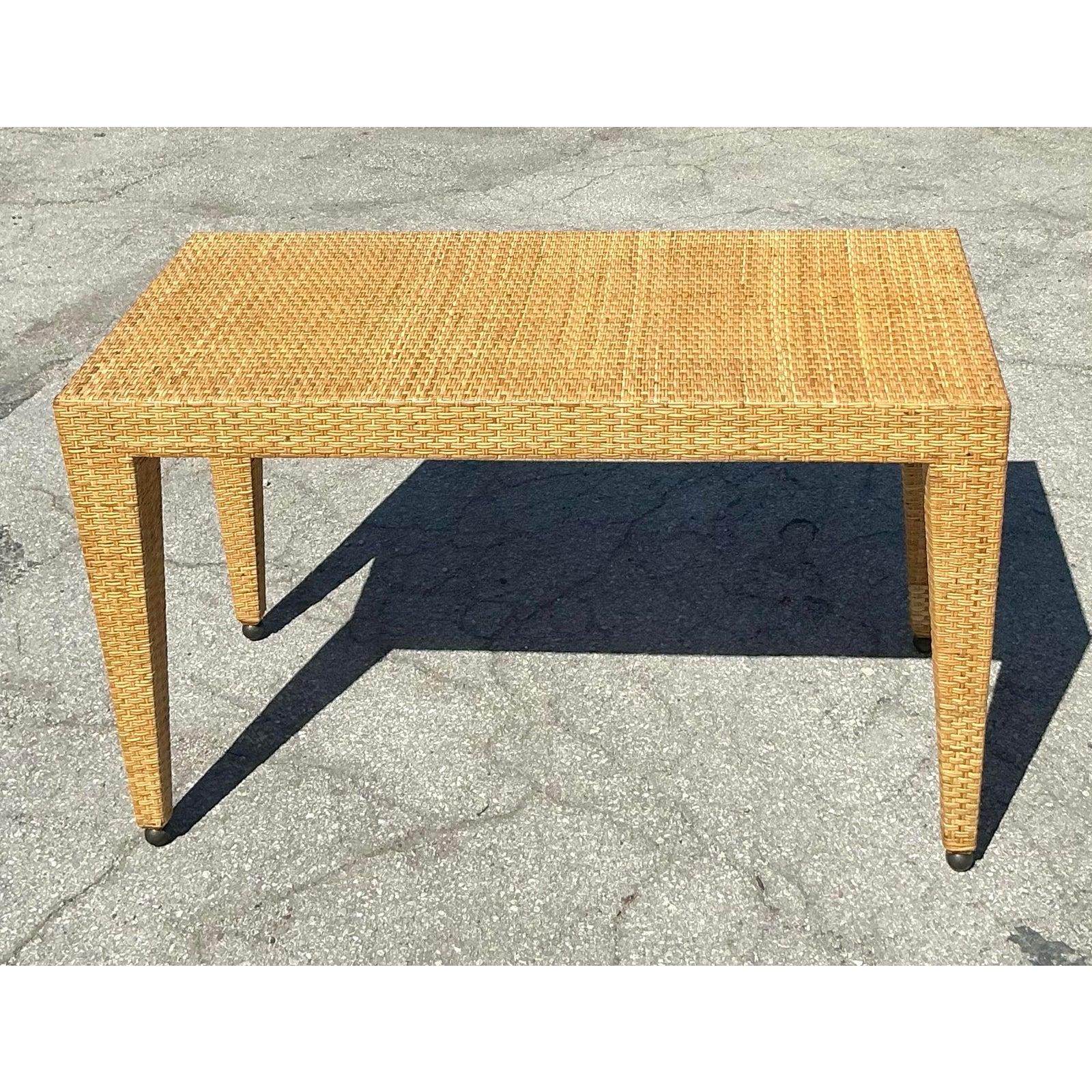 Consola baja Vintage Coastal Baker Milling Road de ratán tejido Chino en venta