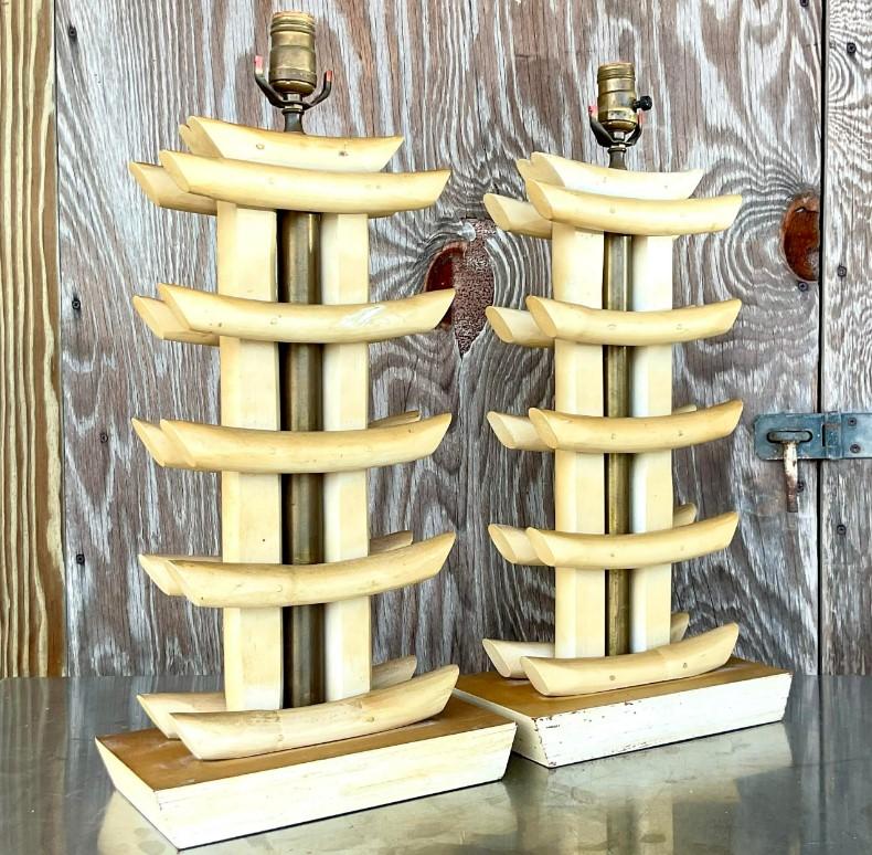 20ième siècle Paire de lampes pagodes abstraites de style côtier en bambou en vente