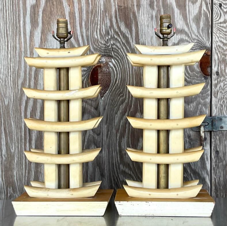 Bambou Paire de lampes pagodes abstraites de style côtier en bambou en vente