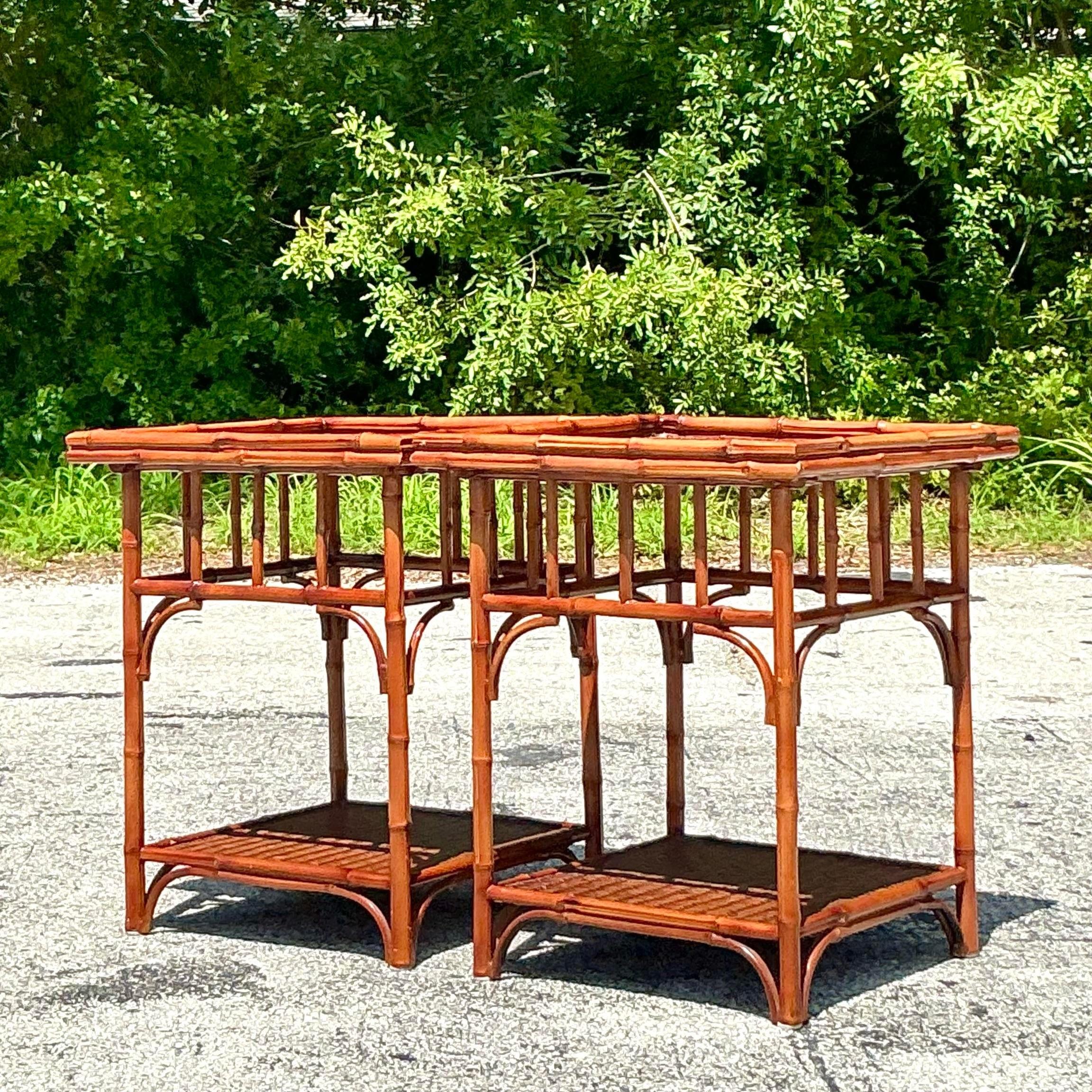 Apportez une touche de charme côtier à votre espace de vie avec cette paire de tables d'appoint vintage en bambou et rotin tressé. Dotées de textures naturelles et d'un design léger et aéré, ces tables sont parfaites pour ajouter une ambiance