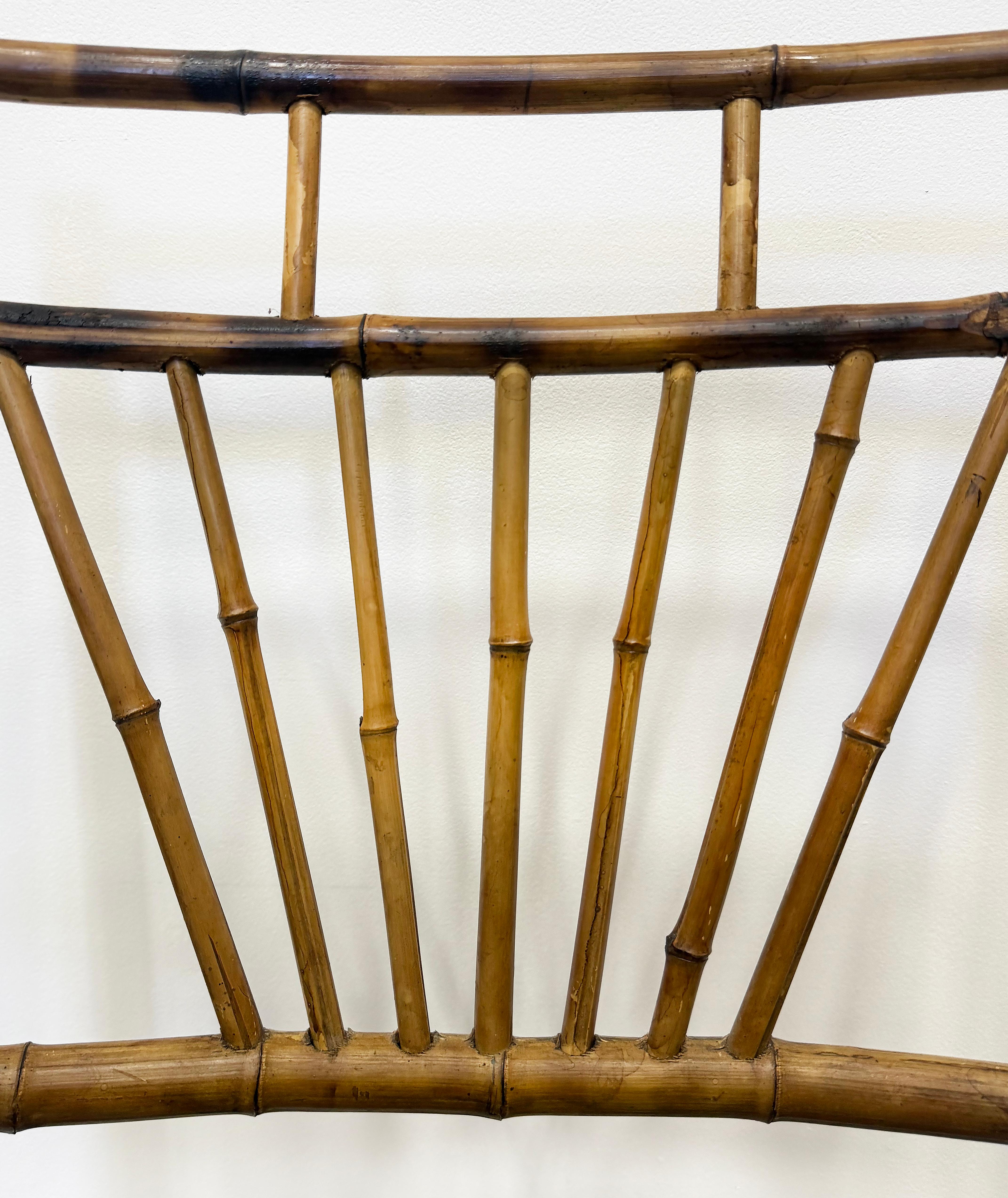 Paire de fauteuils vintage en bambou de la côte avec coussins libres en vente 7
