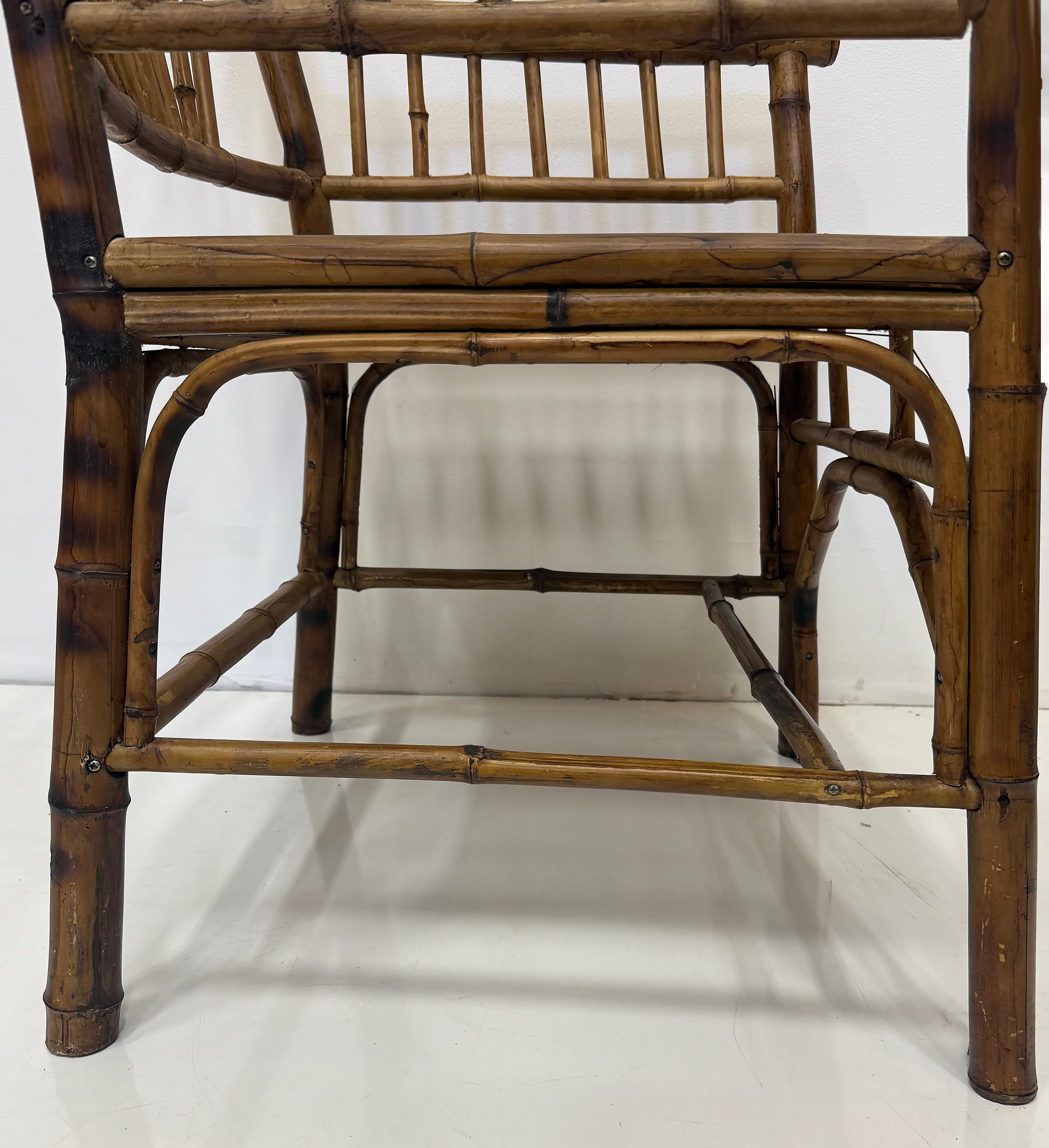 Paire de fauteuils vintage en bambou de la côte avec coussins libres en vente 9