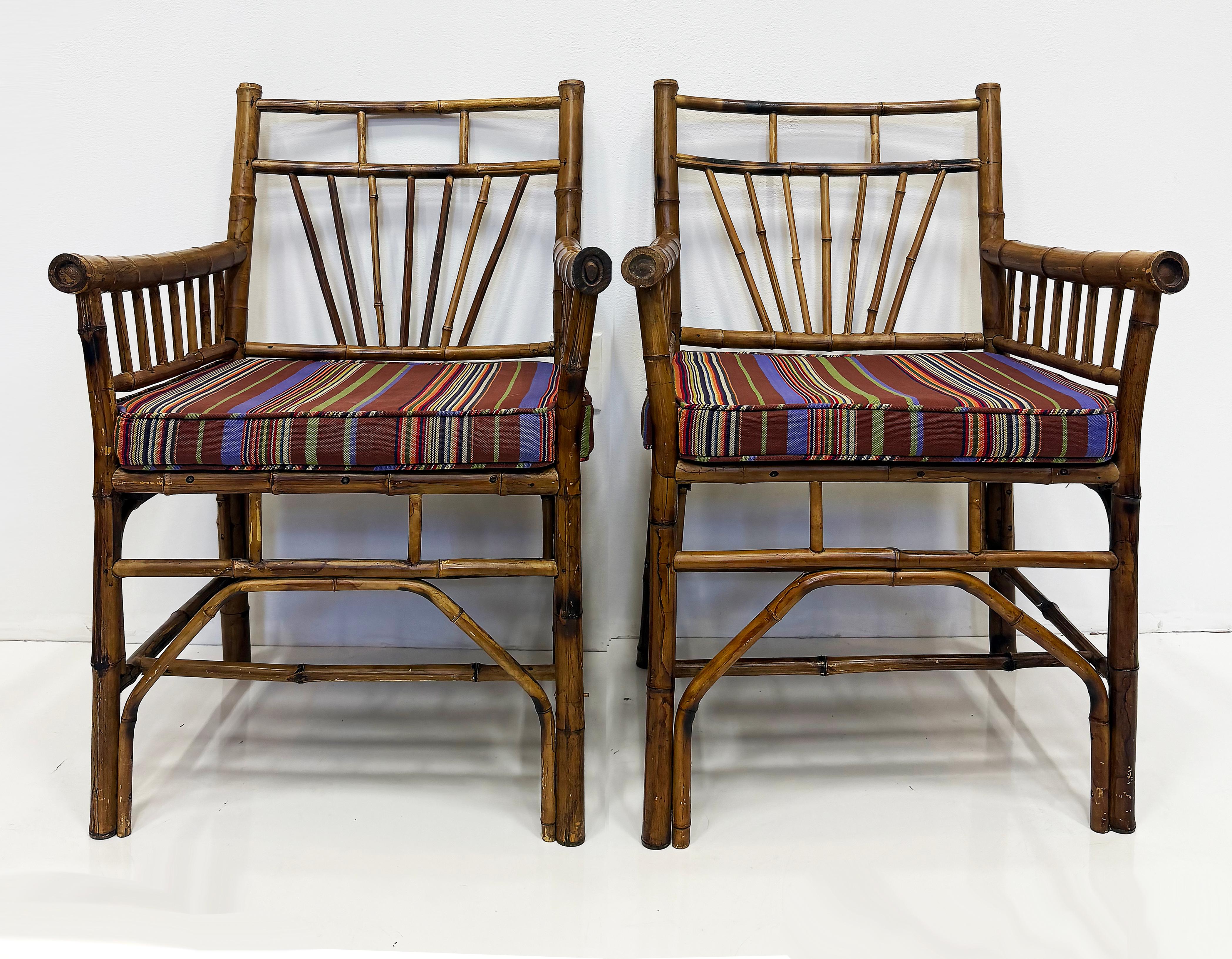 Paire de fauteuils vintage en bambou de la côte avec coussins libres

Nous proposons à la vente une paire de fauteuils vintage en bambou de la fin du 20ème siècle qui ont été précédemment équipés de coussins d'assise en tissu qui sont en bon état et
