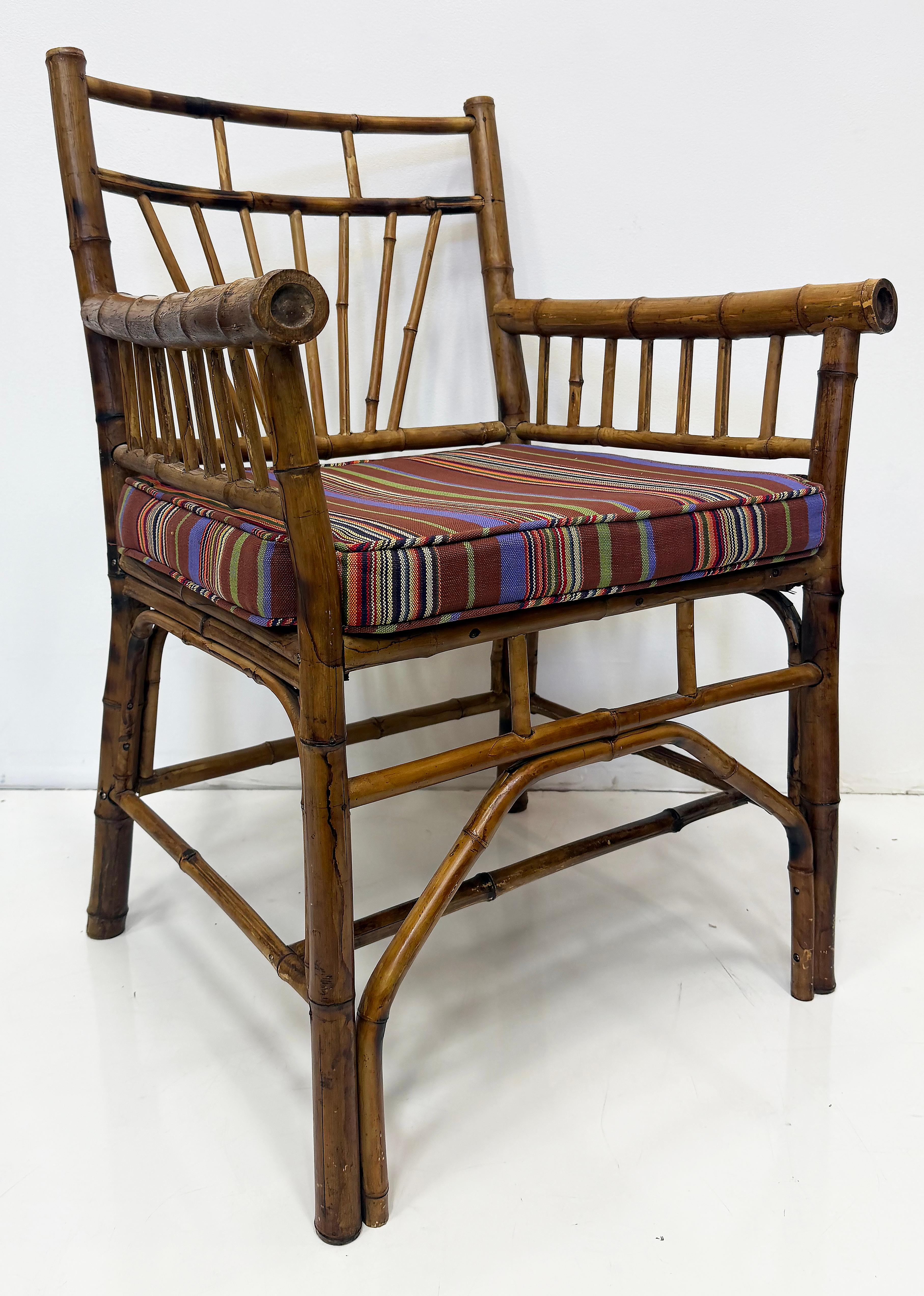 20ième siècle Paire de fauteuils vintage en bambou de la côte avec coussins libres en vente
