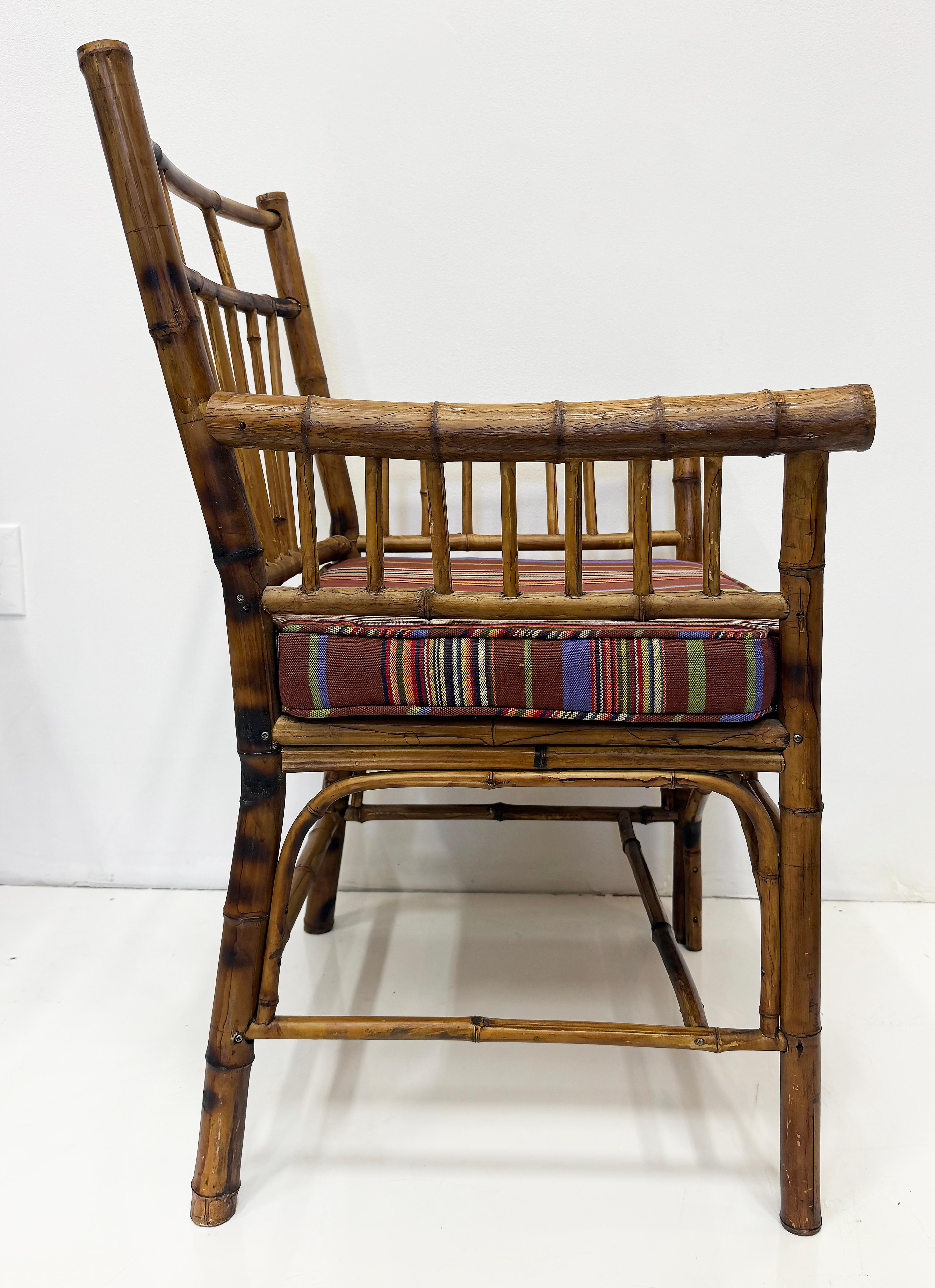 Tissu Paire de fauteuils vintage en bambou de la côte avec coussins libres en vente
