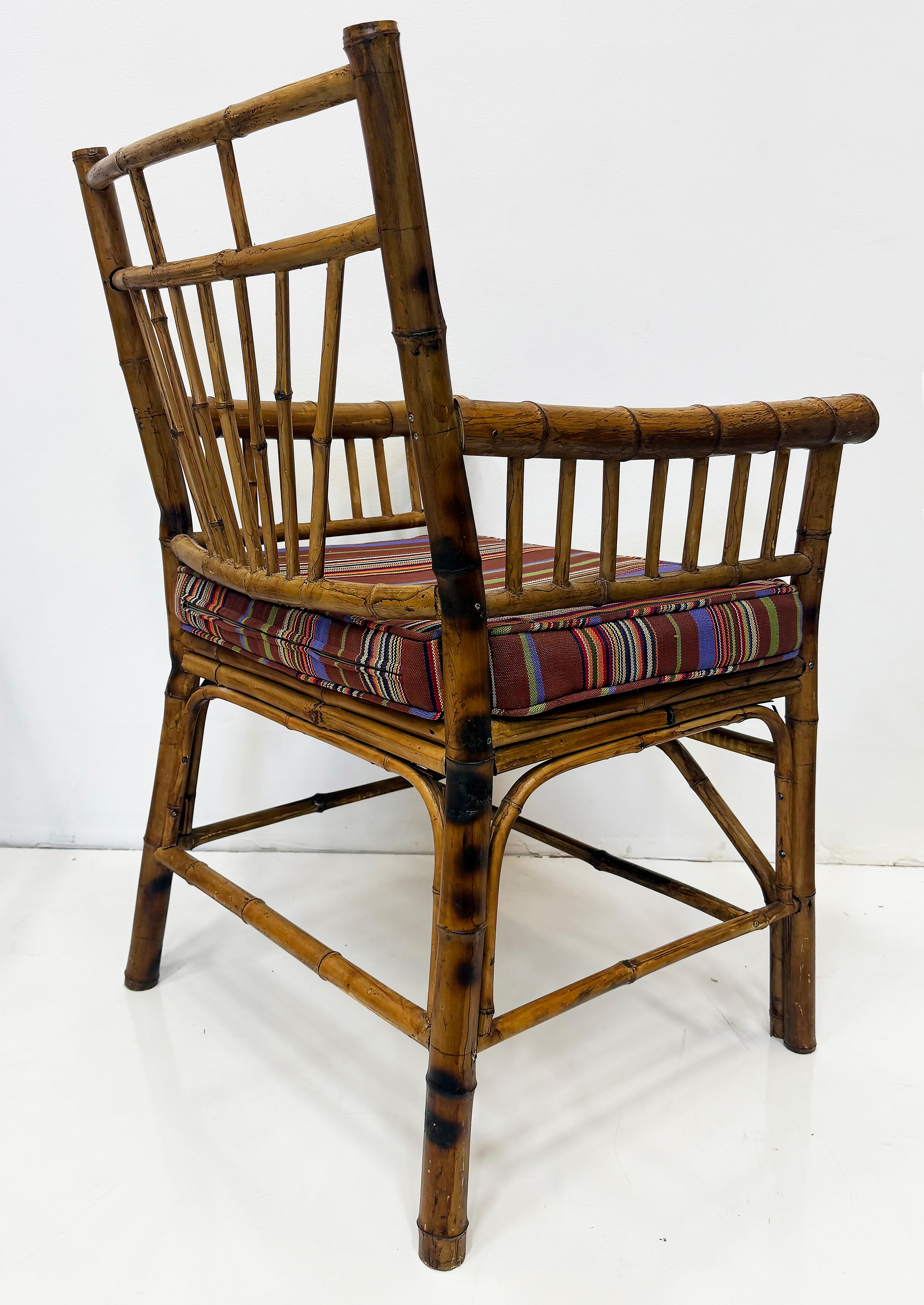 Paire de fauteuils vintage en bambou de la côte avec coussins libres en vente 1