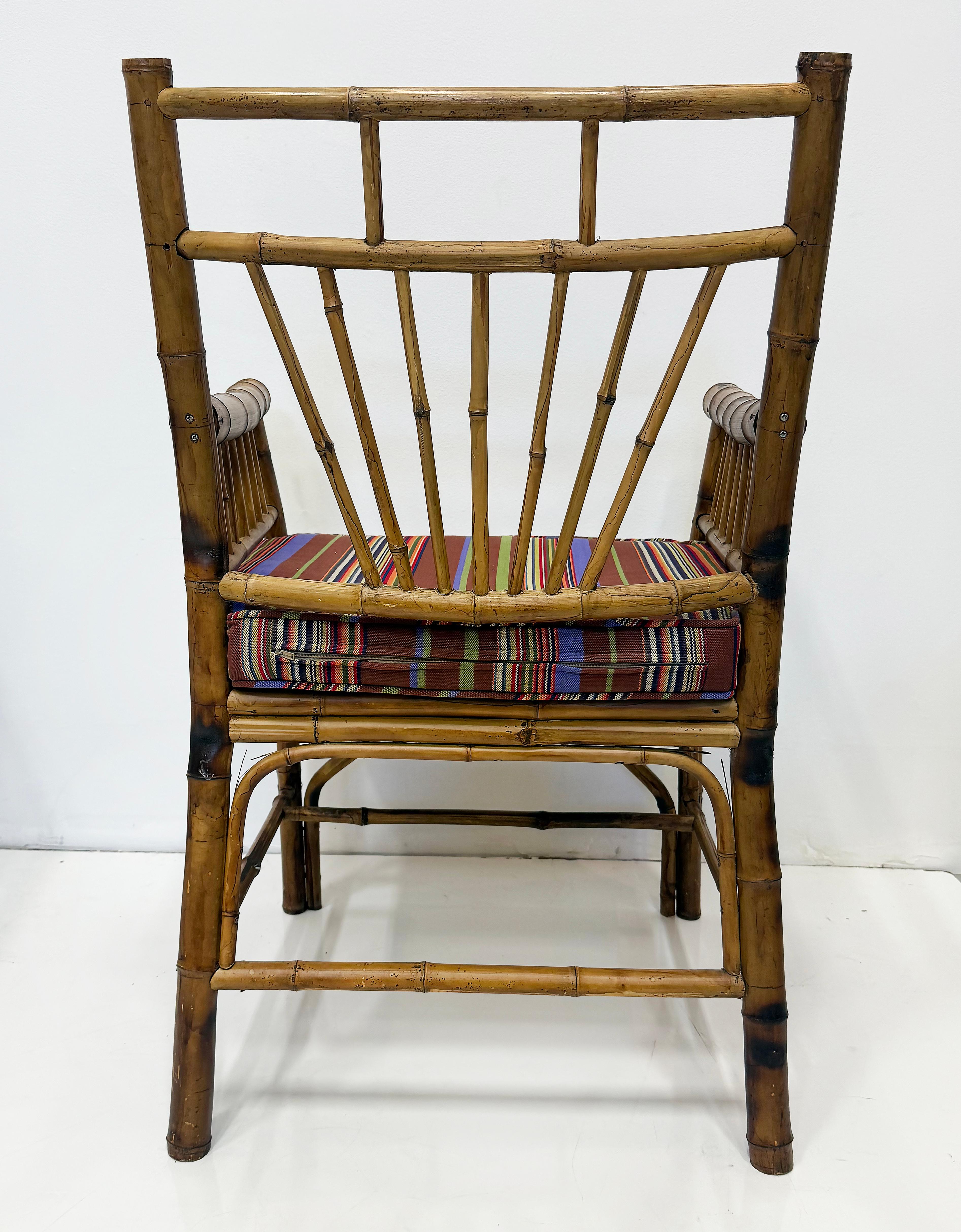 Paire de fauteuils vintage en bambou de la côte avec coussins libres en vente 2