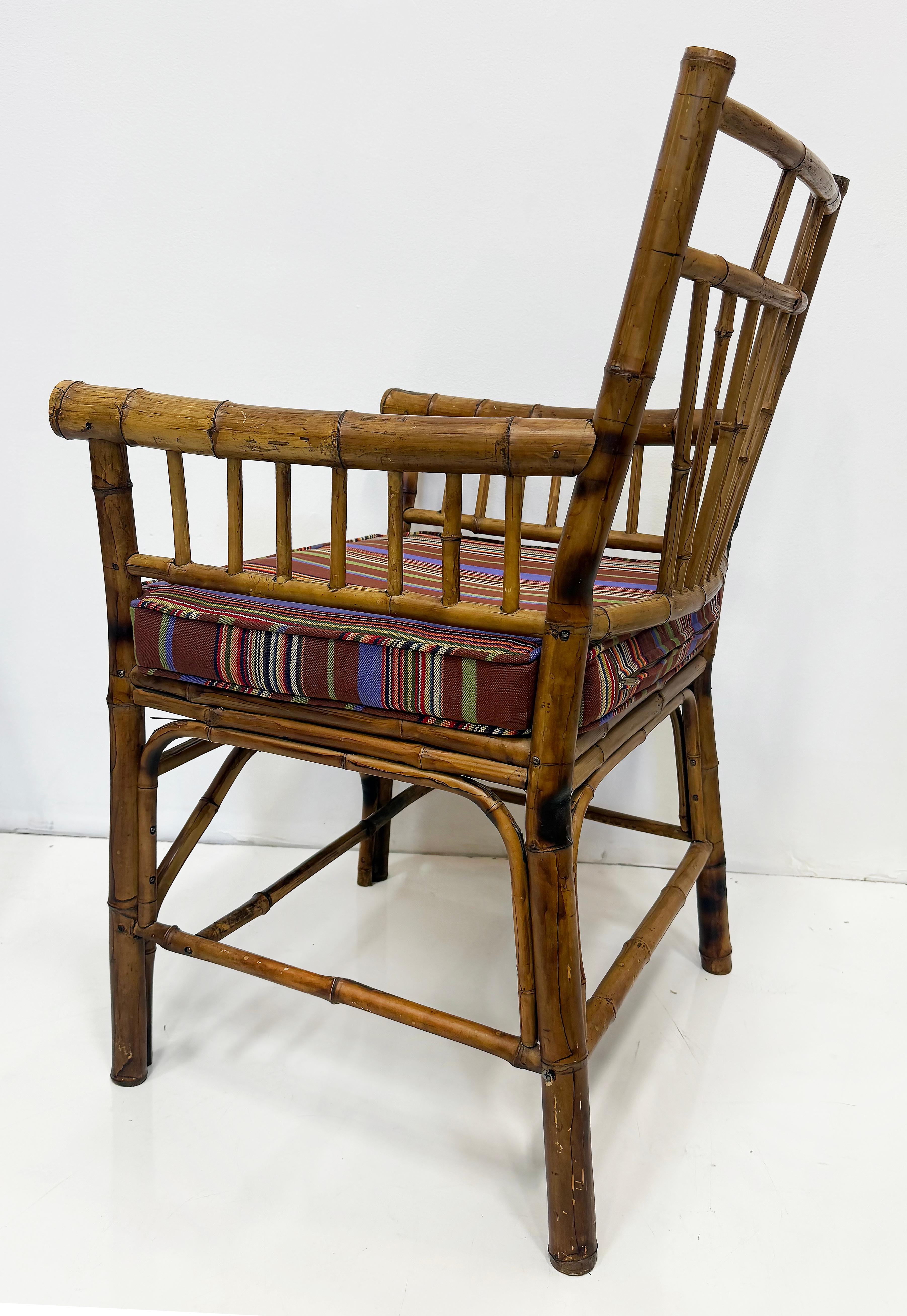 Paire de fauteuils vintage en bambou de la côte avec coussins libres en vente 3