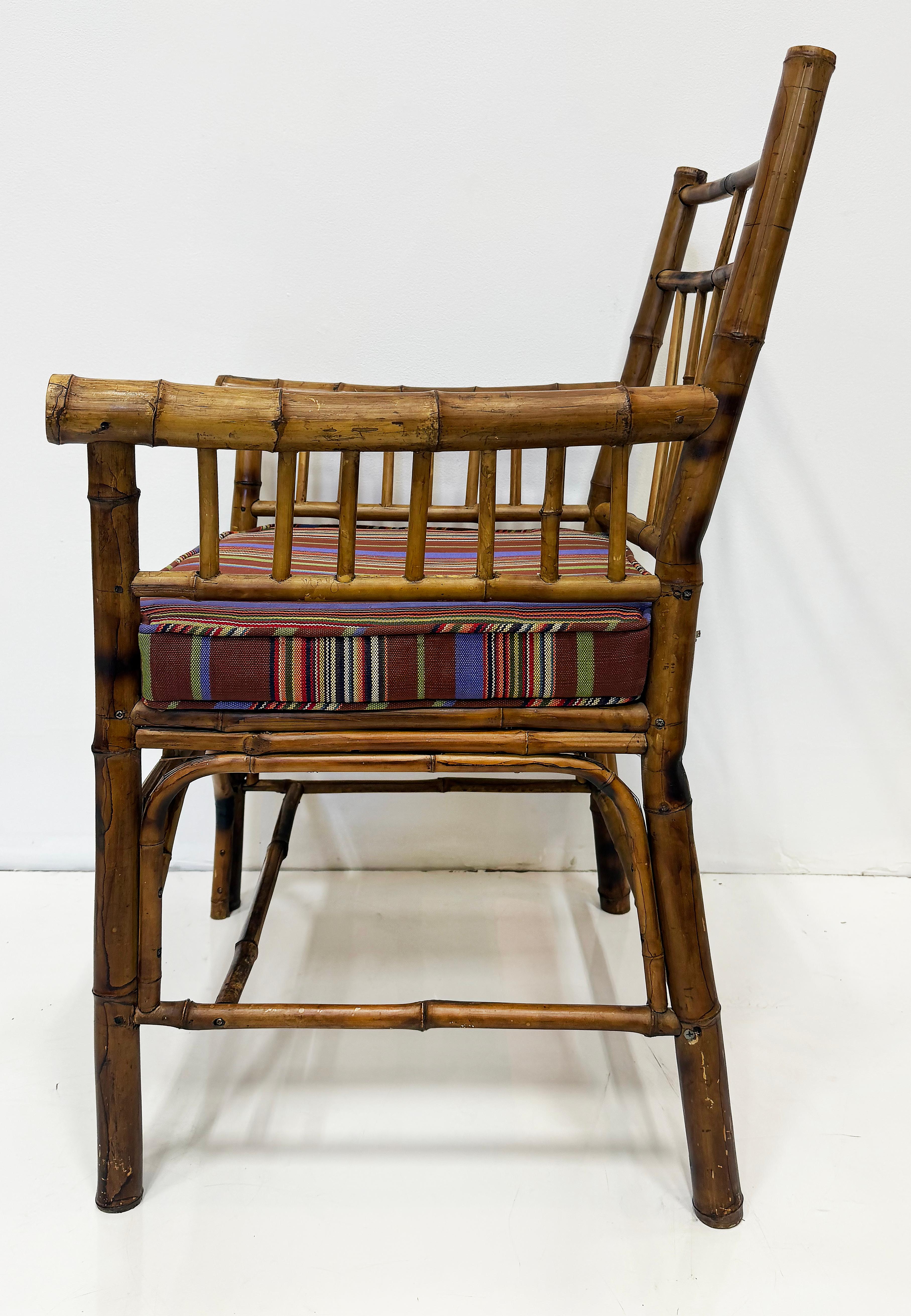 Paire de fauteuils vintage en bambou de la côte avec coussins libres en vente 4
