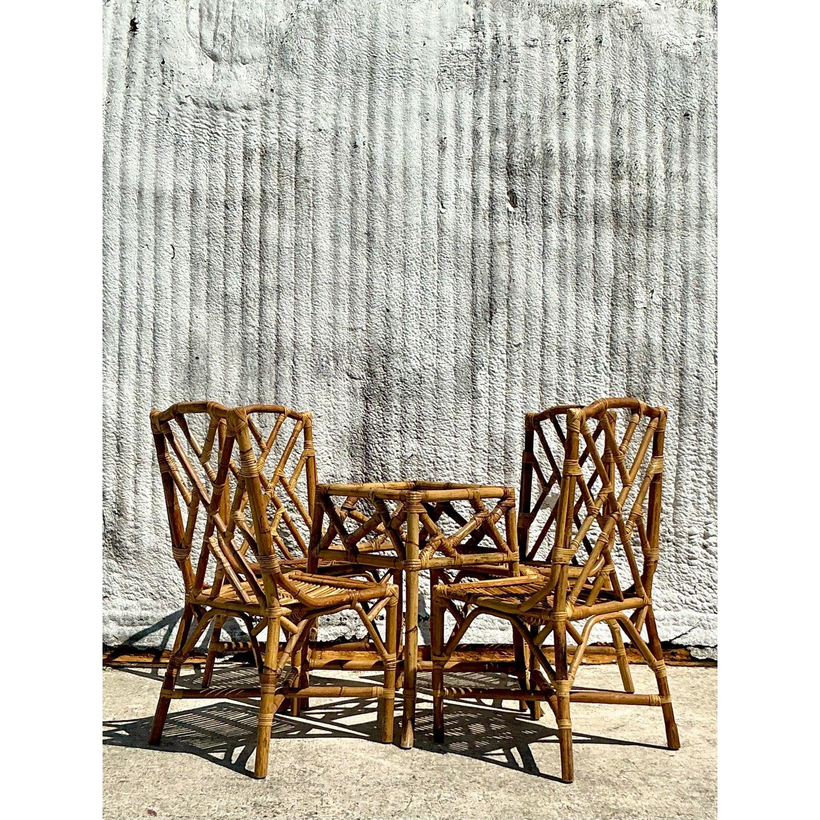 Apportez une élégance côtière à votre salle à manger avec cet exquis piédestal de table Chippendale chinois en bambou vintage. Doté d'un magnifique design en treillis, ce piédestal incarne l'artisanat intemporel avec une touche tropicale