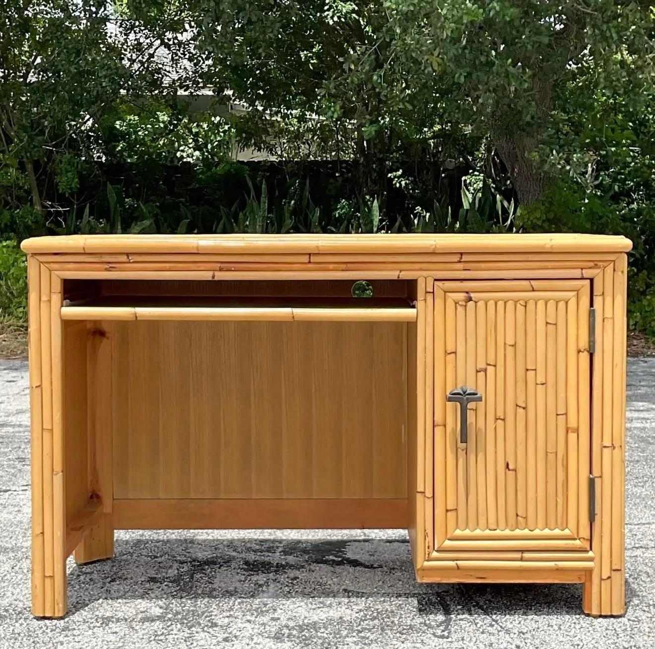 Eleva il tuo ufficio a casa con questa scrivania in bambù Vintage Coastal, che sfoggia uno stile americano senza tempo. La robusta struttura in bambù e il design di ispirazione costiera uniscono la funzionalità a un tocco di fascino marino,