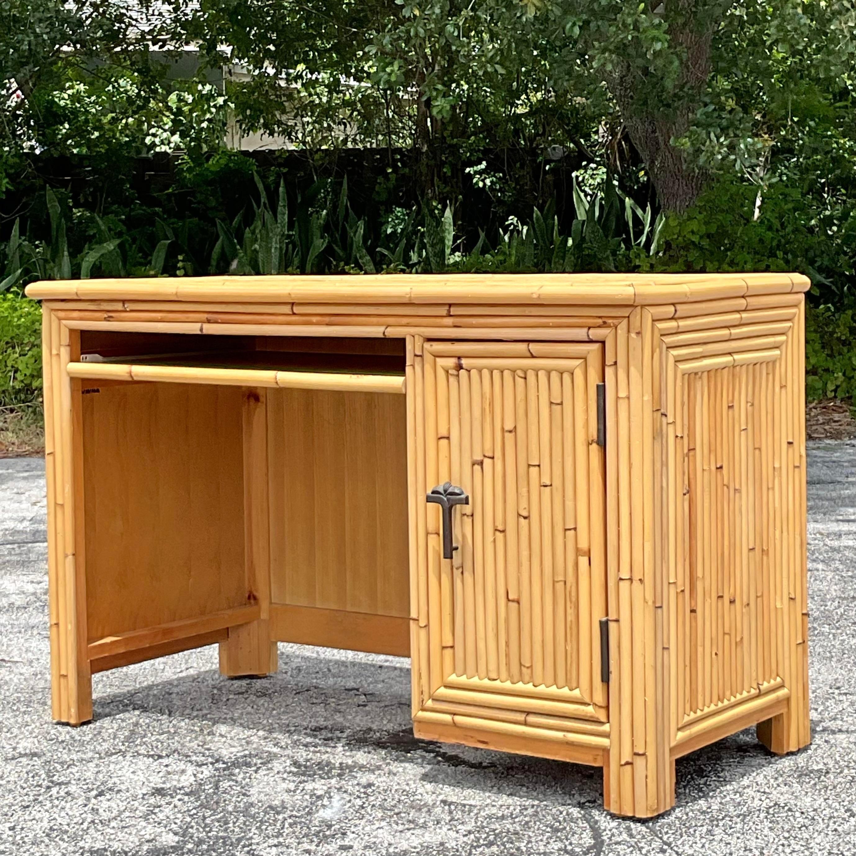 Rattan Scrivania in bambù costiera vintage in vendita