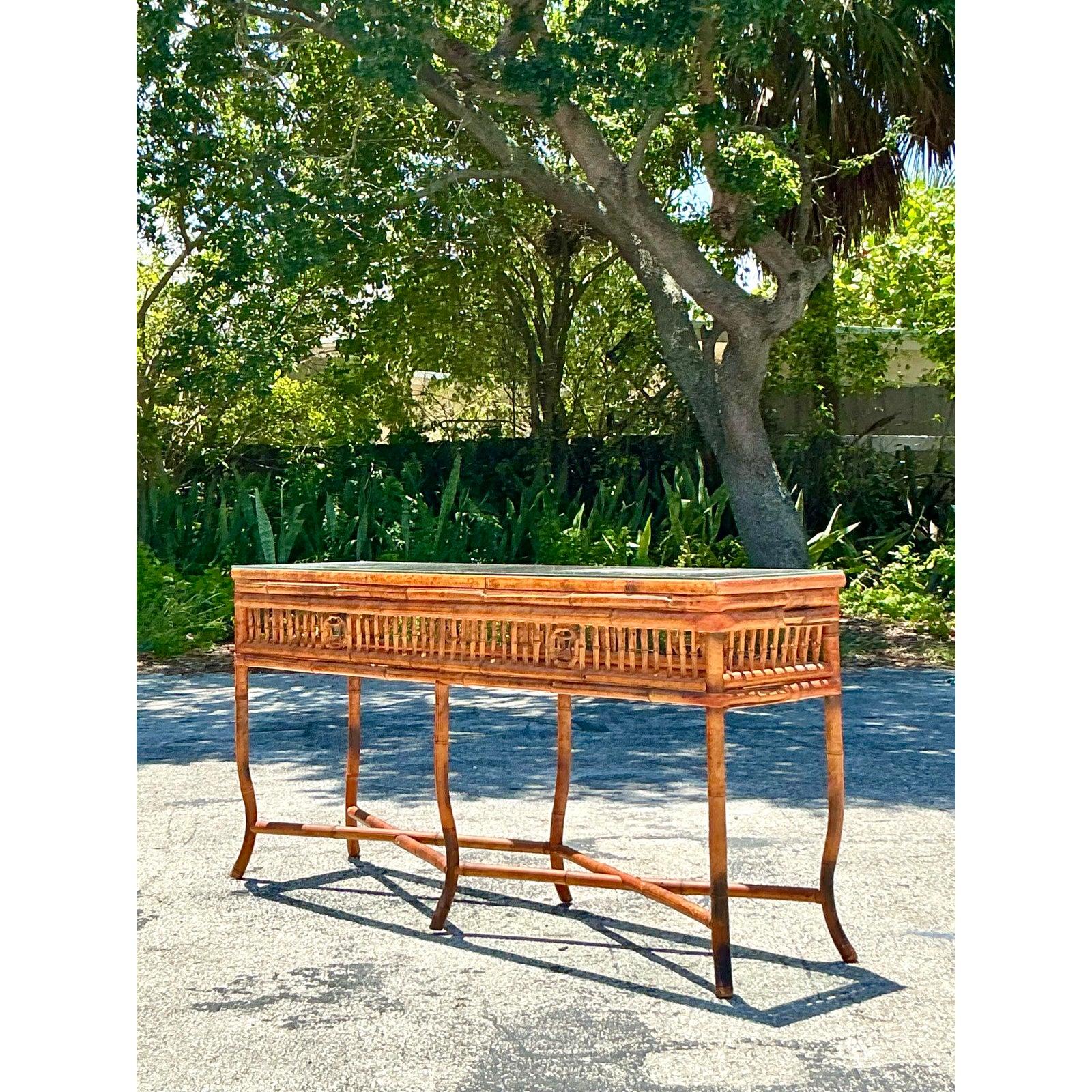 Élevez votre intérieur avec cette exquise table console Vintage Coastal Bamboo Medallion, véritable témoignage d'un design intemporel et d'un savoir-faire artisanal. Cette charmante console, avec ses tons chauds de bambou et ses médaillons