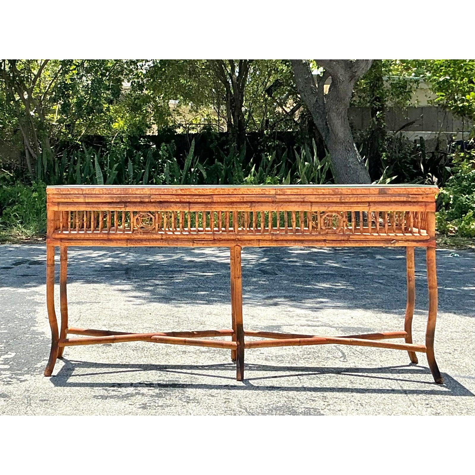Mid-Century Modern Table console vintage côtière en bambou avec médaillon en vente