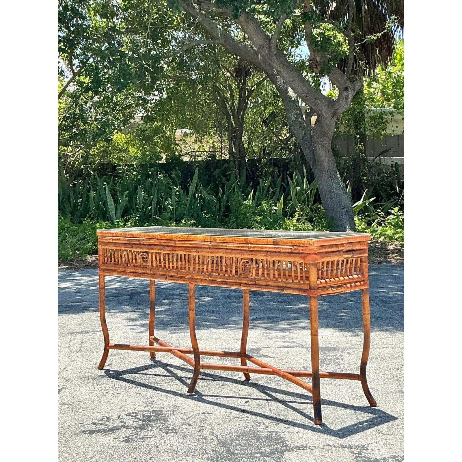Philippin Table console vintage côtière en bambou avec médaillon en vente