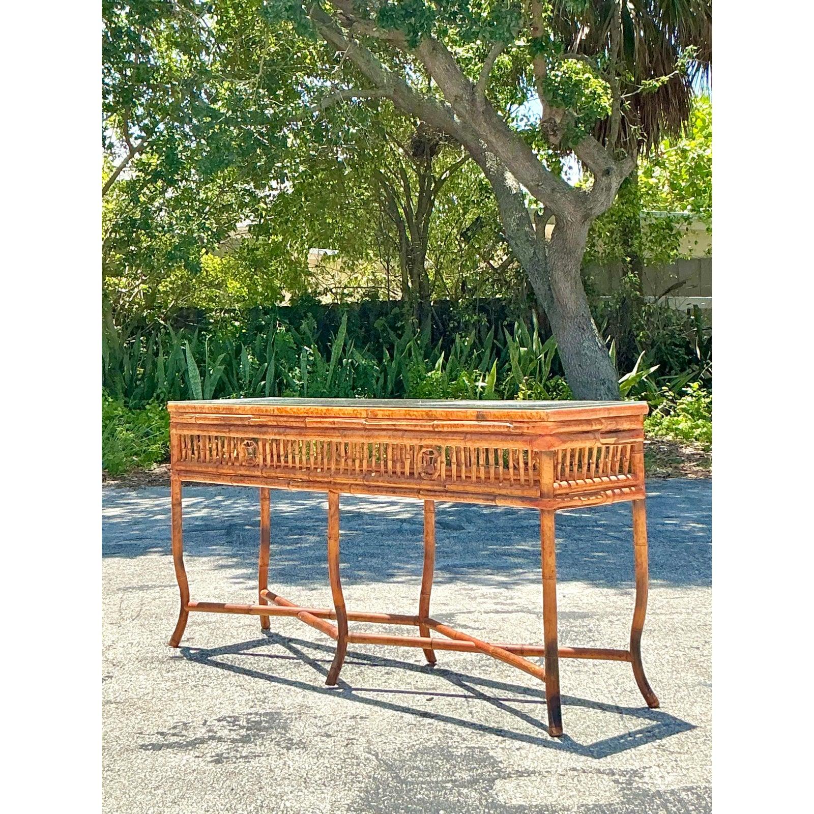 Table console vintage côtière en bambou avec médaillon Bon état - En vente à west palm beach, FL
