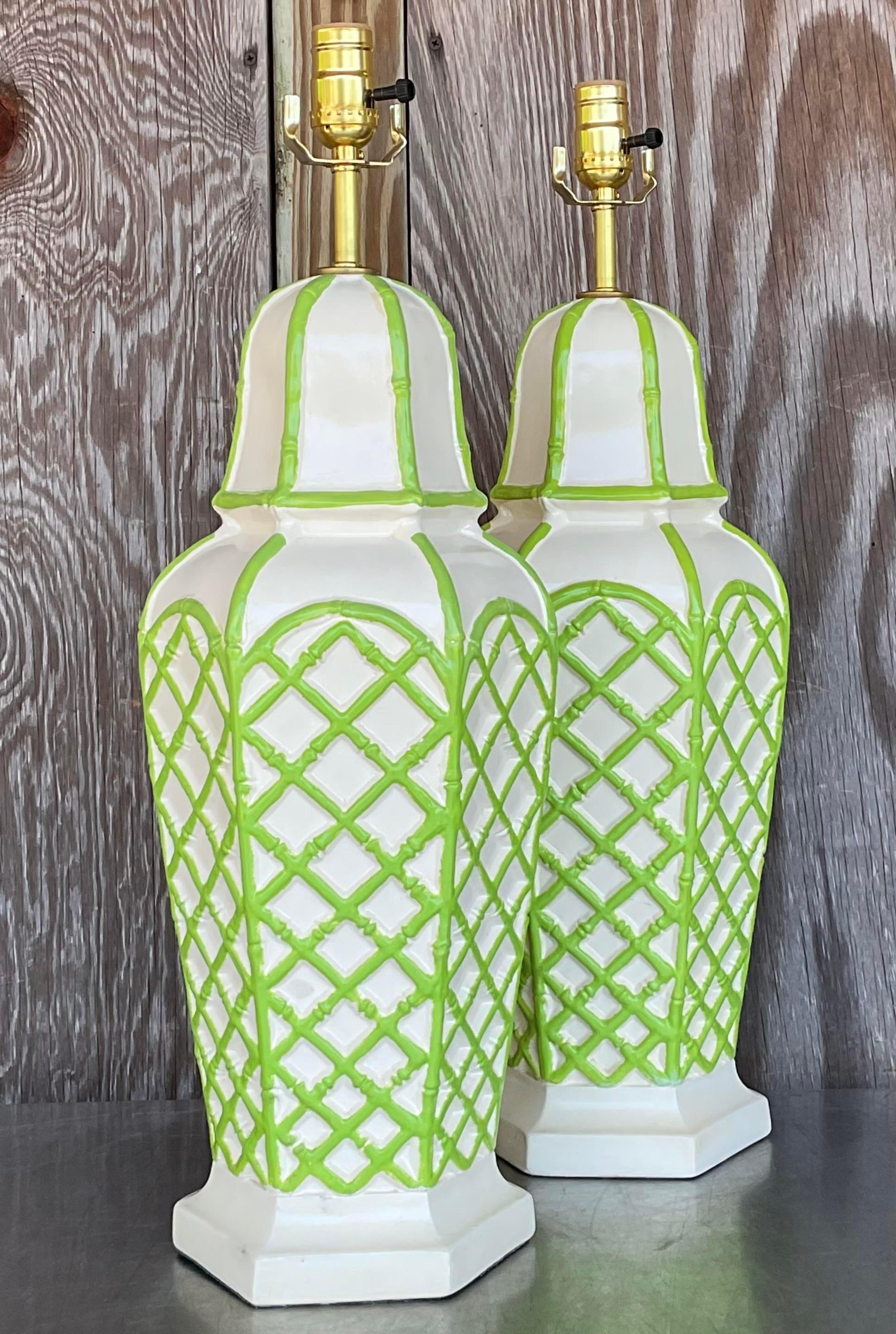 Américain Paire de lampes Coastal Bamboo Trellis en céramique émaillée en vente