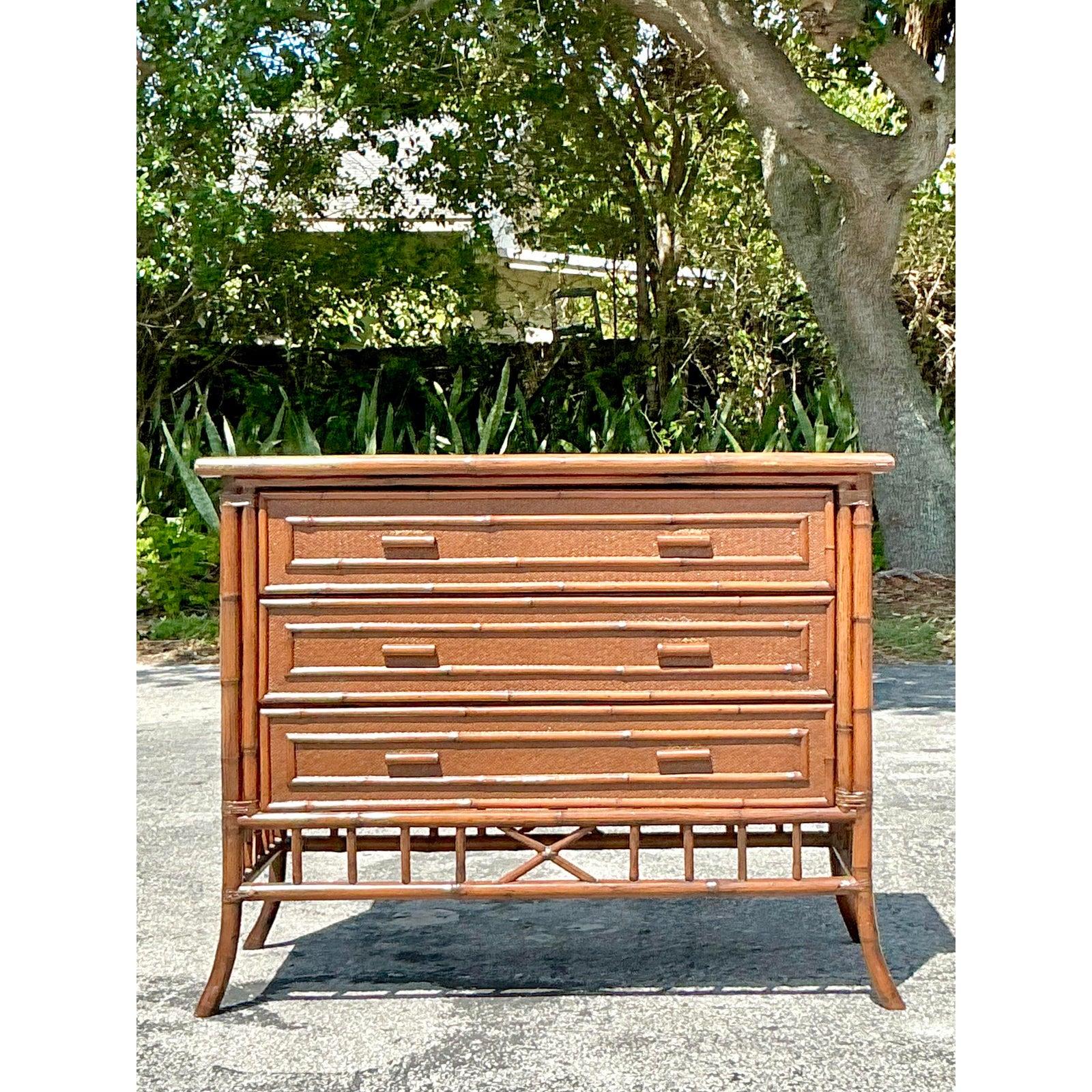Philippin Vieille commode côtière bordée de bambou en vente