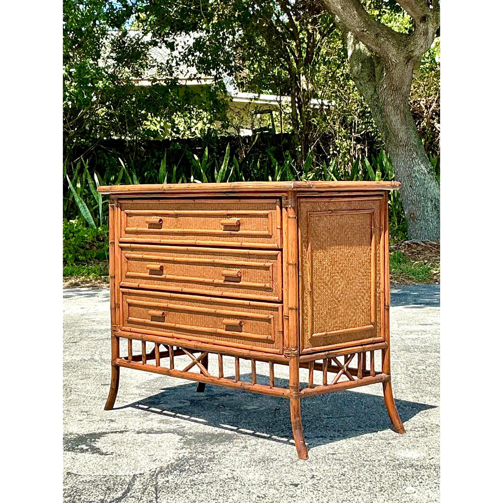 Vieille commode côtière bordée de bambou Bon état - En vente à West Palm Beach, FL