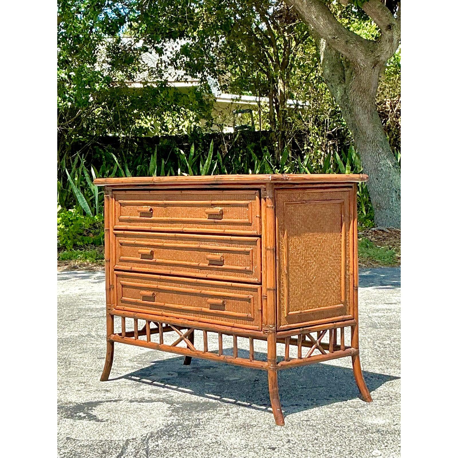 20ième siècle Vieille commode côtière bordée de bambou en vente