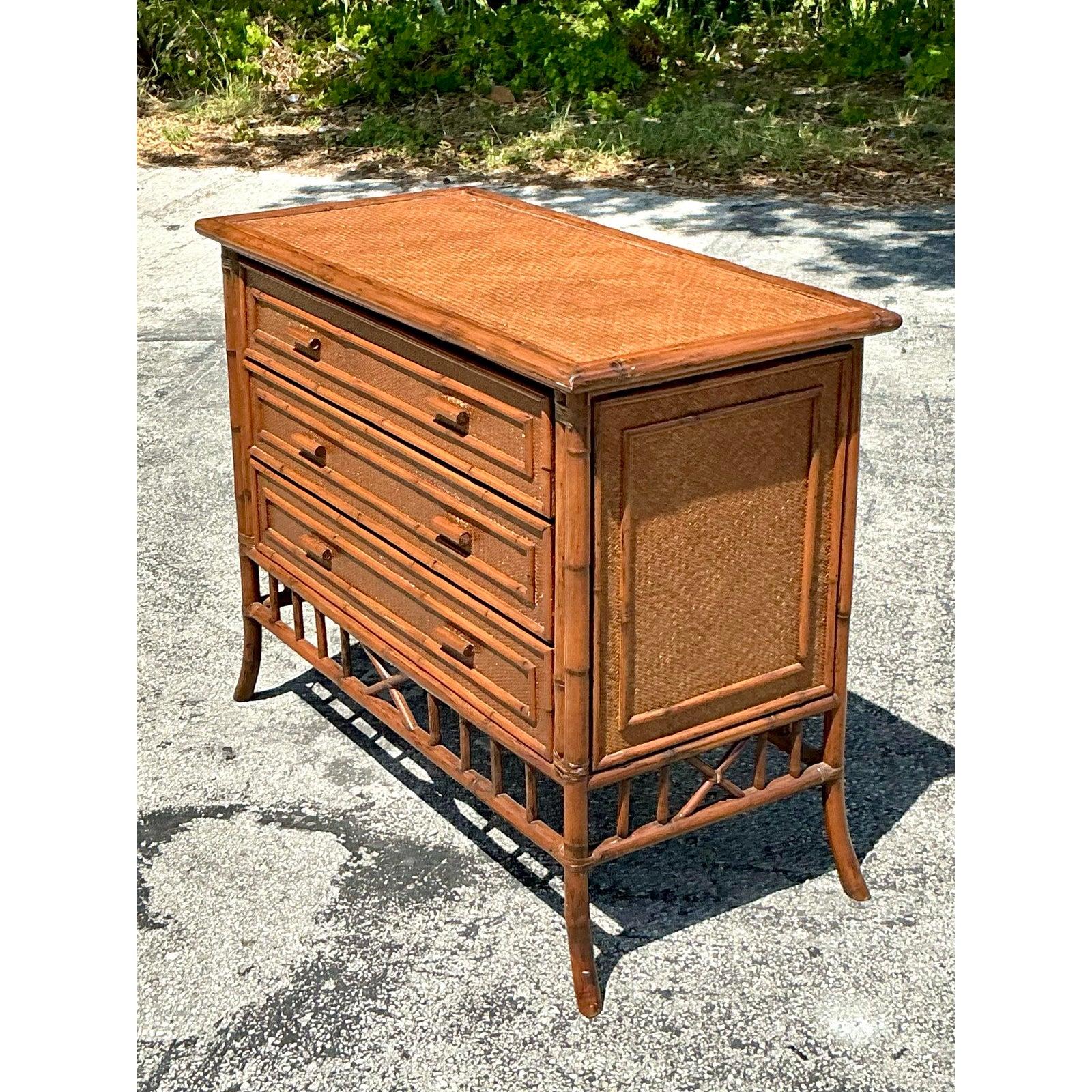 Bambou Vieille commode côtière bordée de bambou en vente