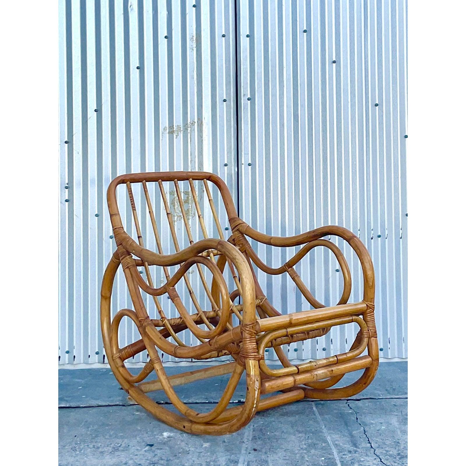 Fantastischer Vintage-Schaukelstuhl im Küstenstil. Dickes gebogenes Bambusholz im charmanten Boho-Design. Die tiefe Sitzfläche macht diesen Sessel zu einem echten Ziel für entspannende Momente. Erworben aus einem Nachlass in NY.