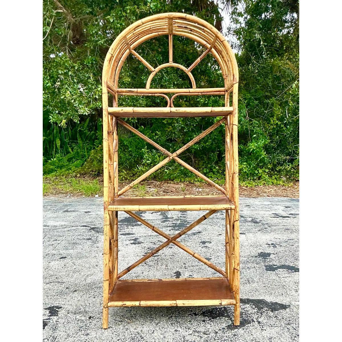 Eleva il tuo spazio con questa etagere vintage in rattan curvato. I suoi ripiani aperti e ariosi e il design in rattan naturale conferiscono un'atmosfera fresca e balneare, perfetta per esporre decorazioni o piante con stile.