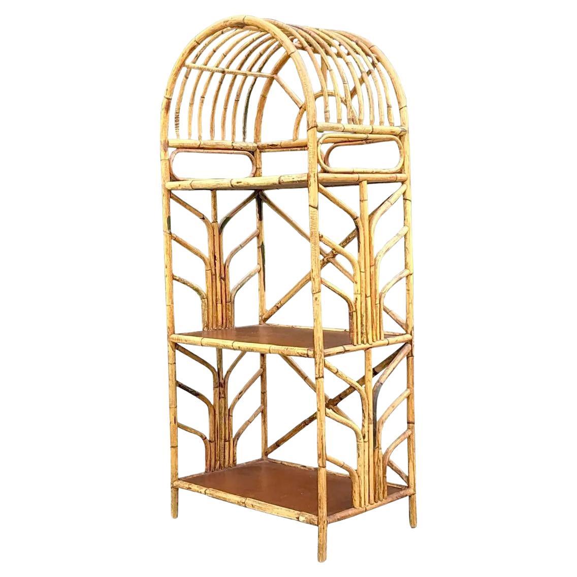 Gebogene Etagere aus Rattan im Küstenstil