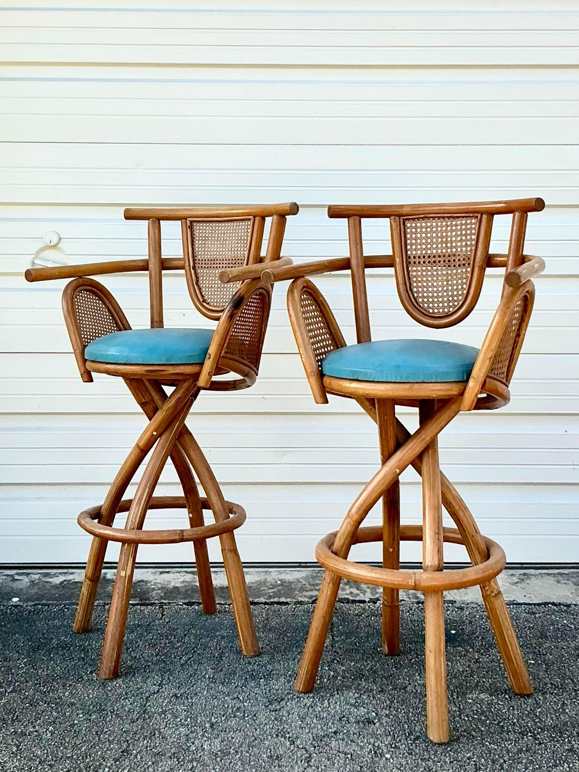 Un affascinante set di sgabelli da bar costieri vintage realizzati in rattan curvato, che sfoggia un design senza tempo con calore e consistenza naturali. Perfetti per aggiungere un'atmosfera rilassata e balneare alla tua cucina o al tuo bar, questi