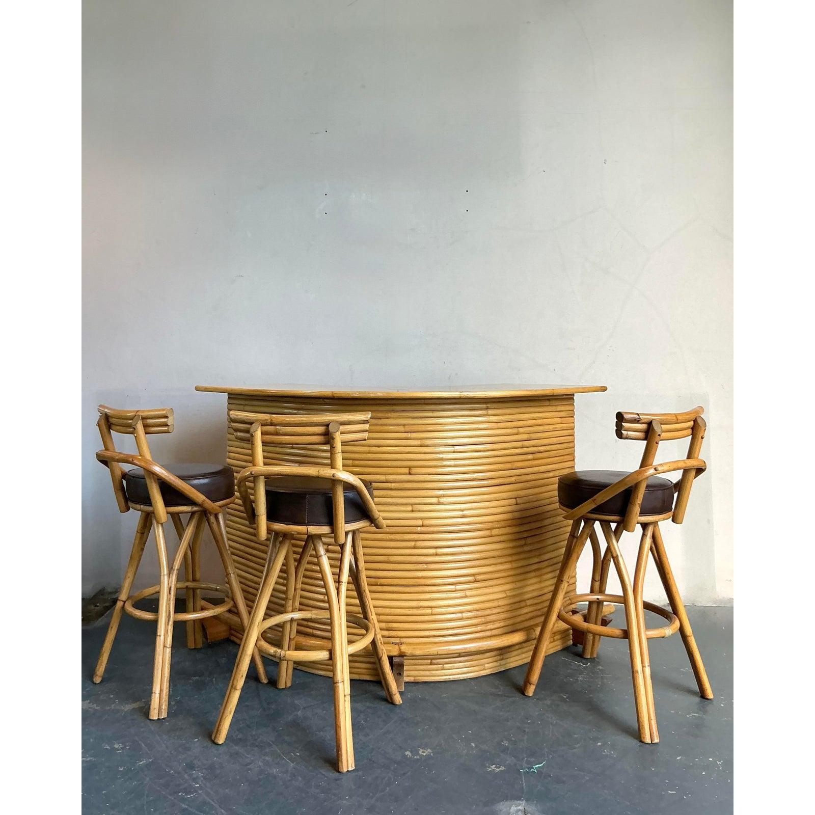 Mid-Century Modern Tabourets de bar en rotin courbé vintage et côtier - Lot de trois en vente