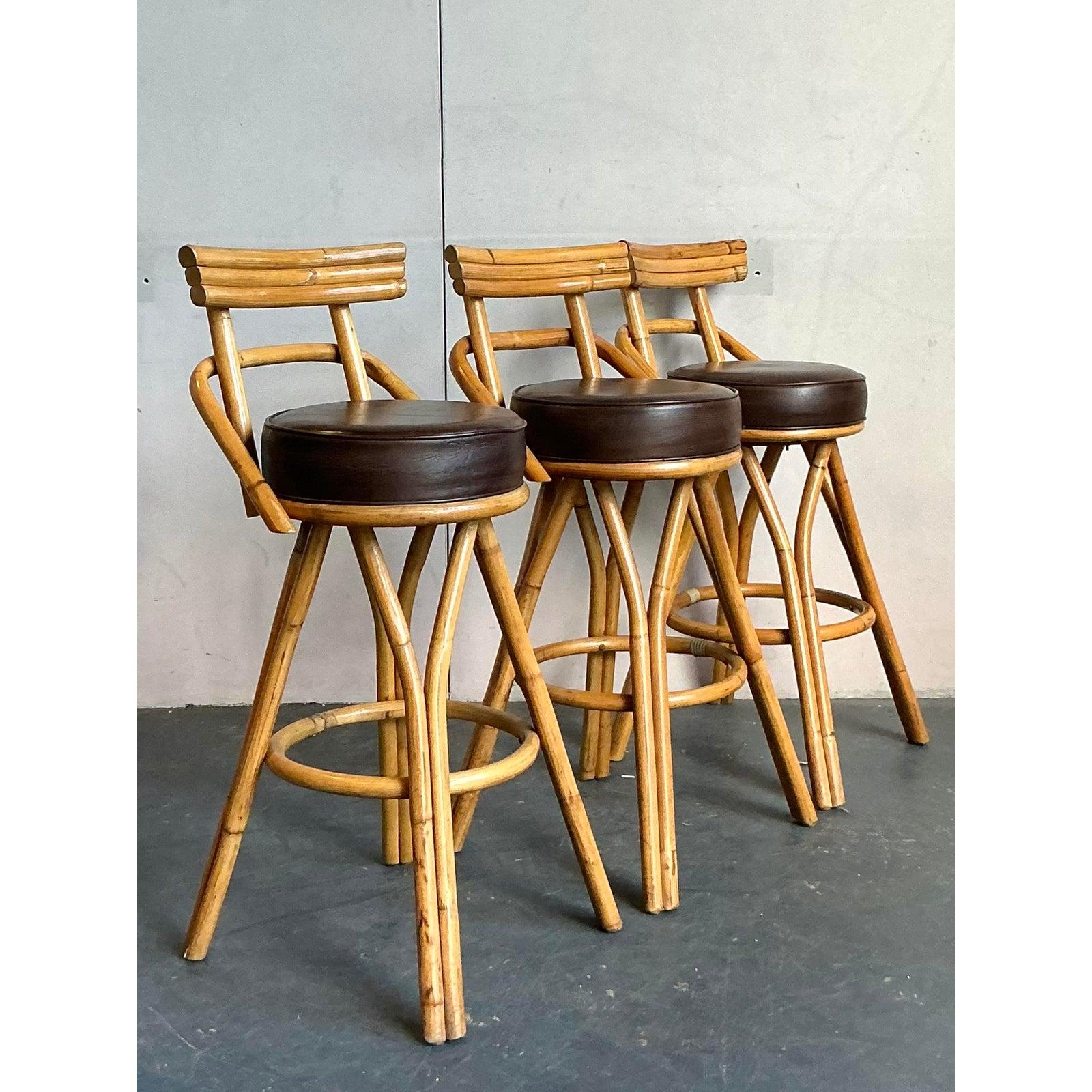 Philippin Tabourets de bar en rotin courbé vintage et côtier - Lot de trois en vente