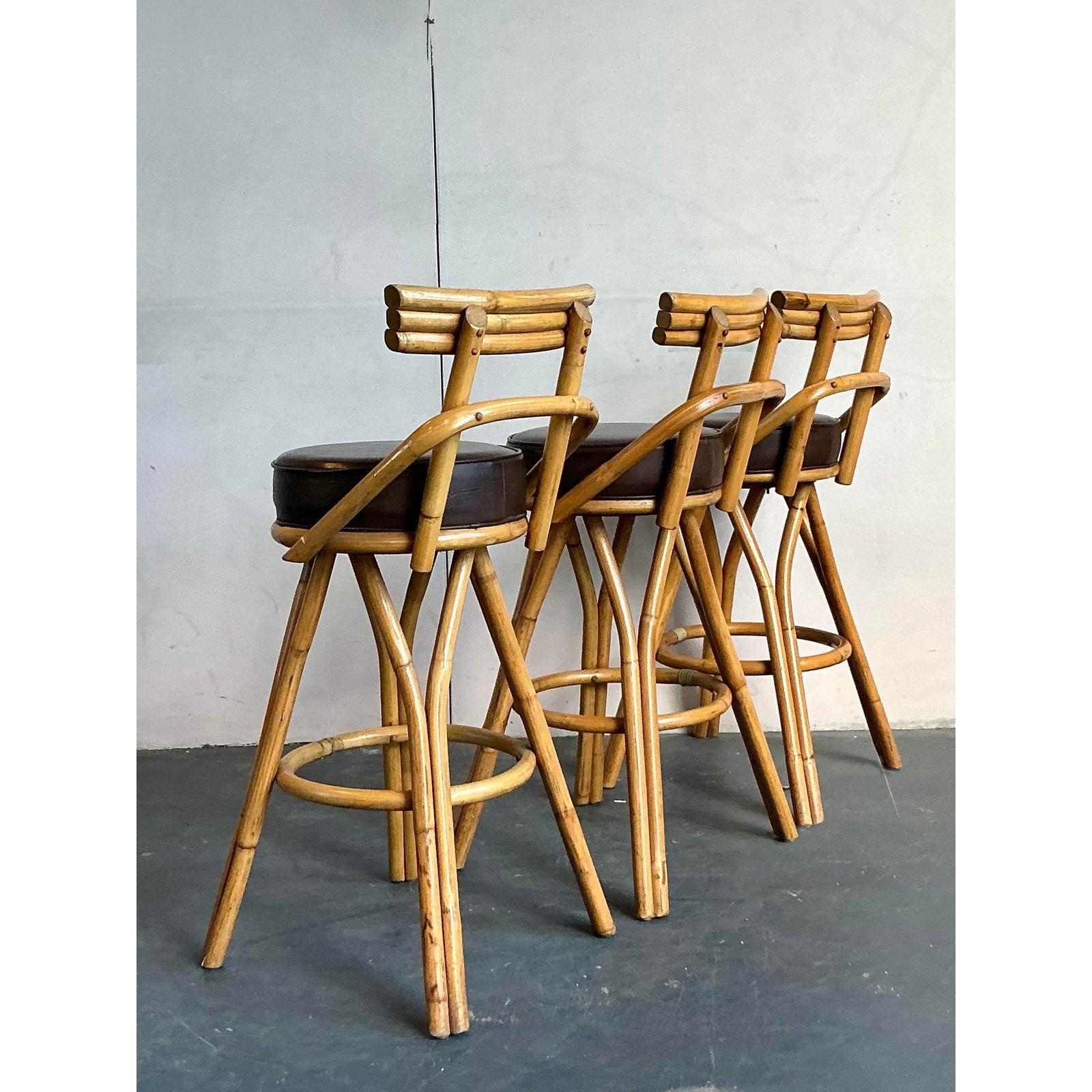 Tabourets de bar en rotin courbé vintage et côtier - Lot de trois Bon état - En vente à West Palm Beach, FL