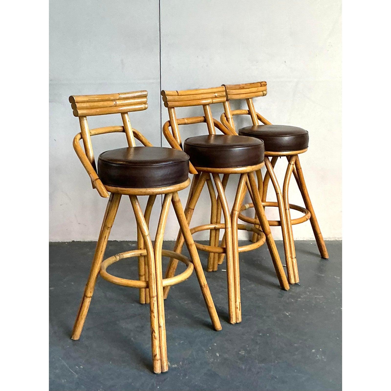 20ième siècle Tabourets de bar en rotin courbé vintage et côtier - Lot de trois en vente