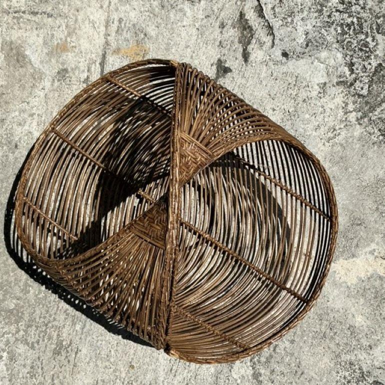 Gebogener Rattankorb im Küstenstil (Philippinisch) im Angebot