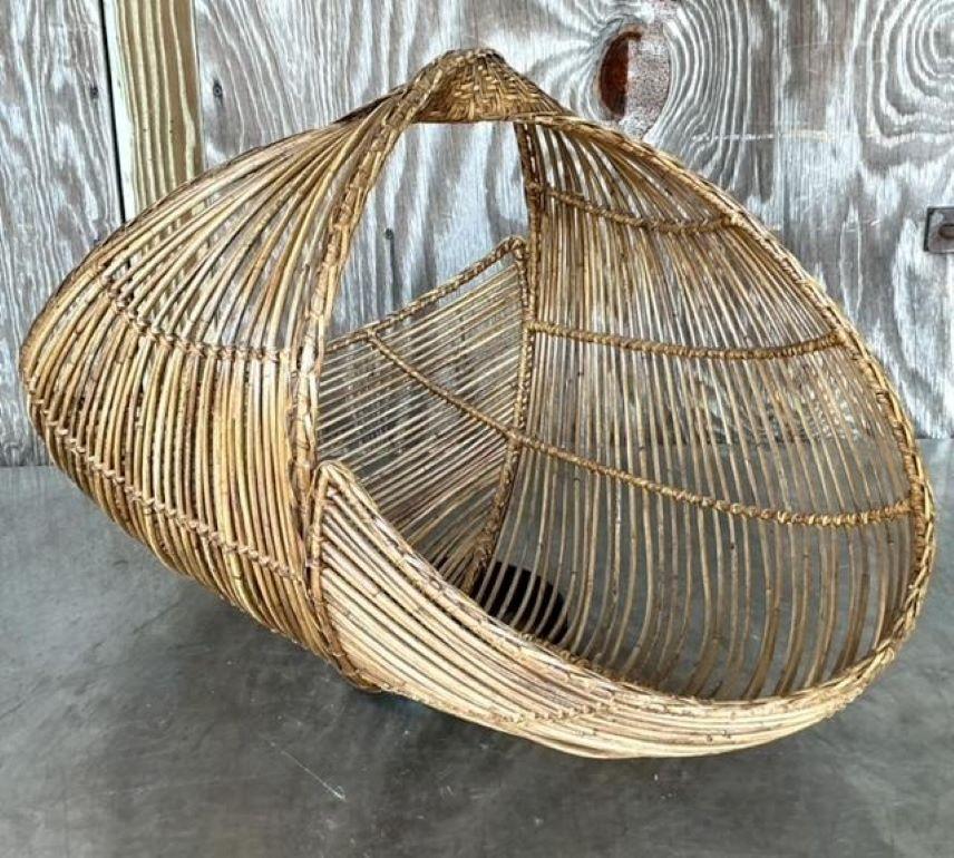 Gebogener Rattankorb im Küstenstil (20. Jahrhundert) im Angebot