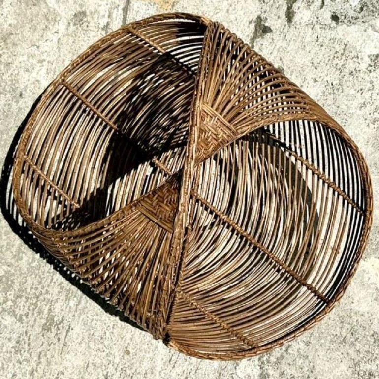 Gebogener Rattankorb im Küstenstil im Angebot 1
