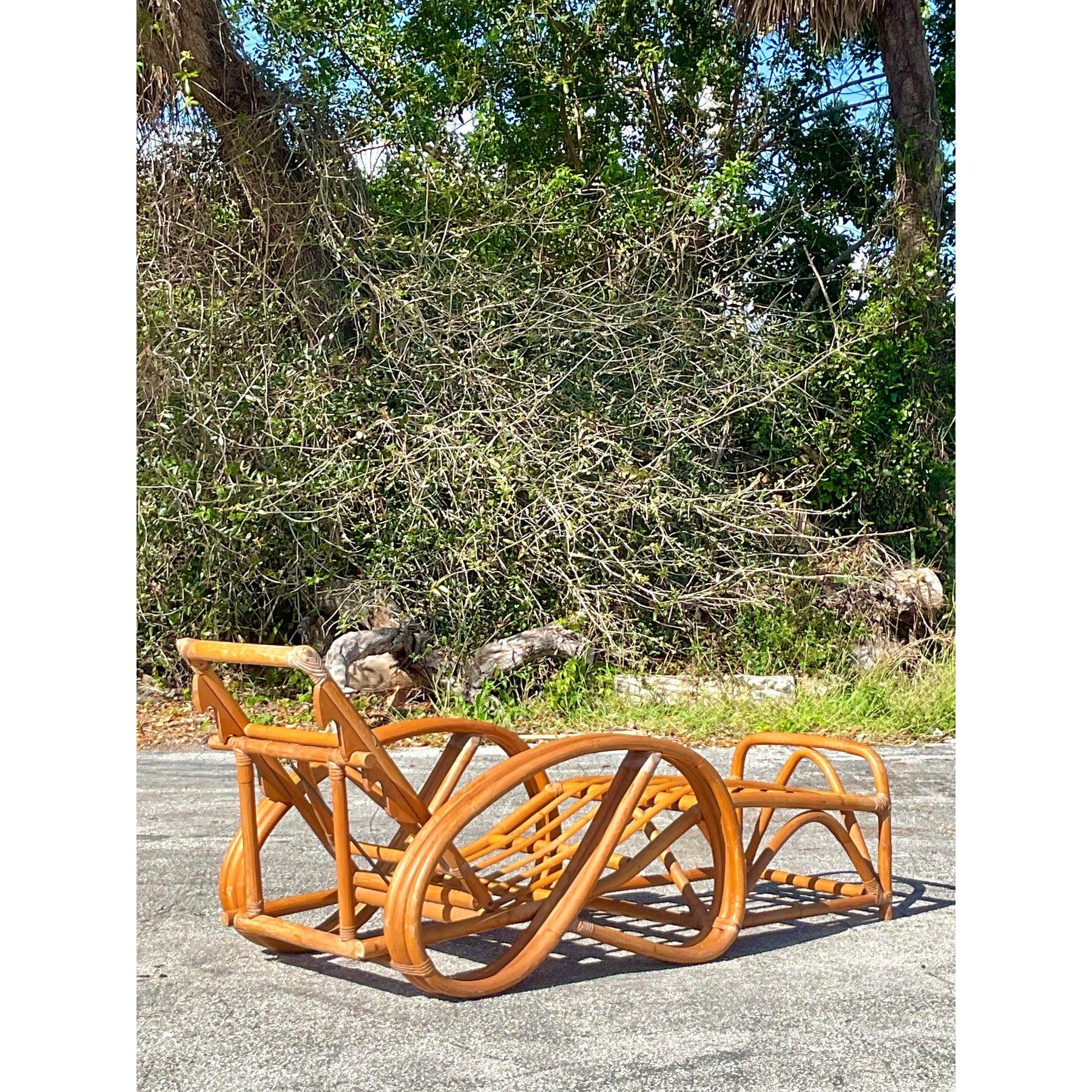 Chaise longue vintage en rotin courbé de style côtier en vente 3