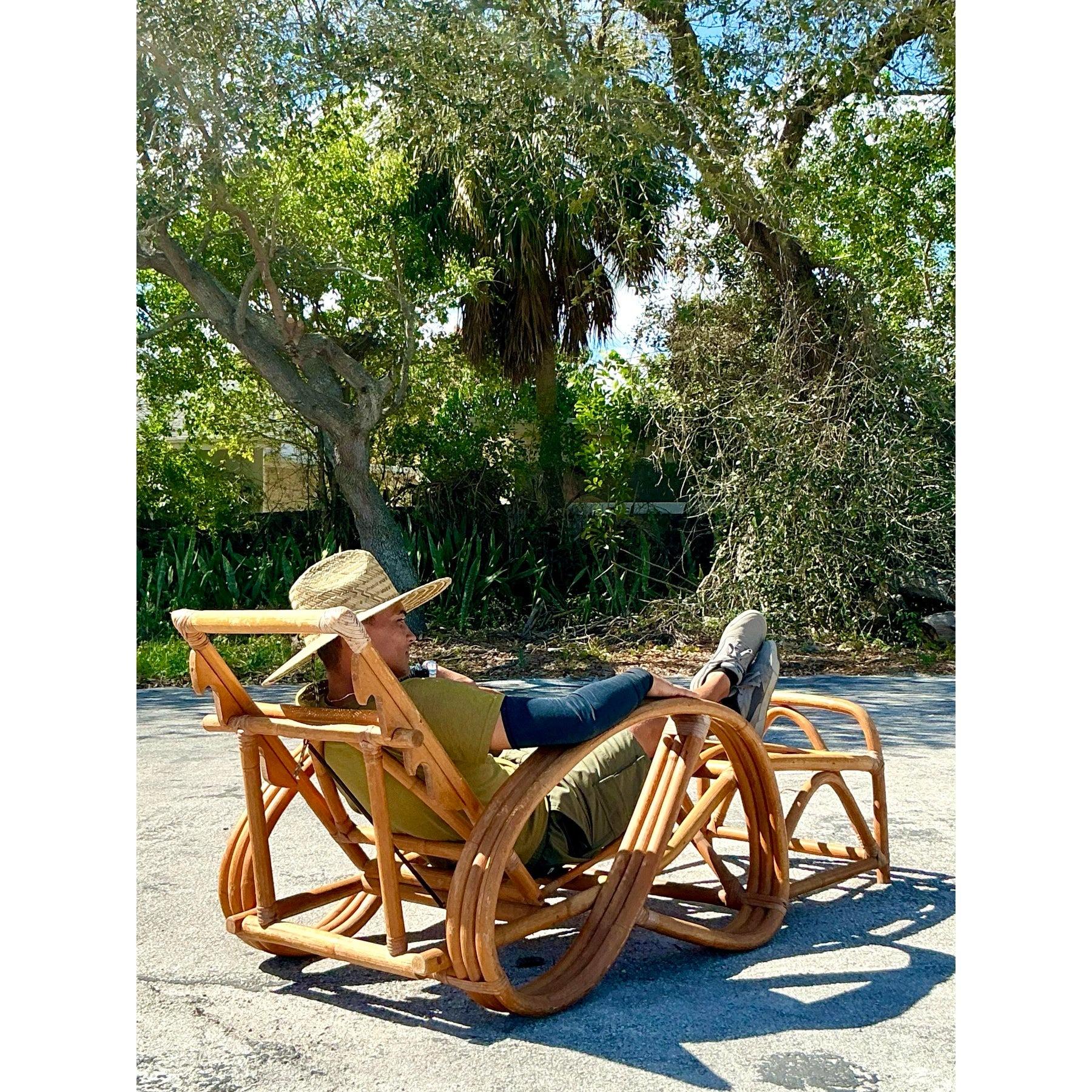 Détendez-vous dans une élégance intemporelle avec cette superbe chaise longue en rotin vintage coastal bent. Fabriquée avec du rotin magnifiquement courbé, cette pièce incarne le charme tropical sans effort, ce qui en fait l'ajout parfait à tout