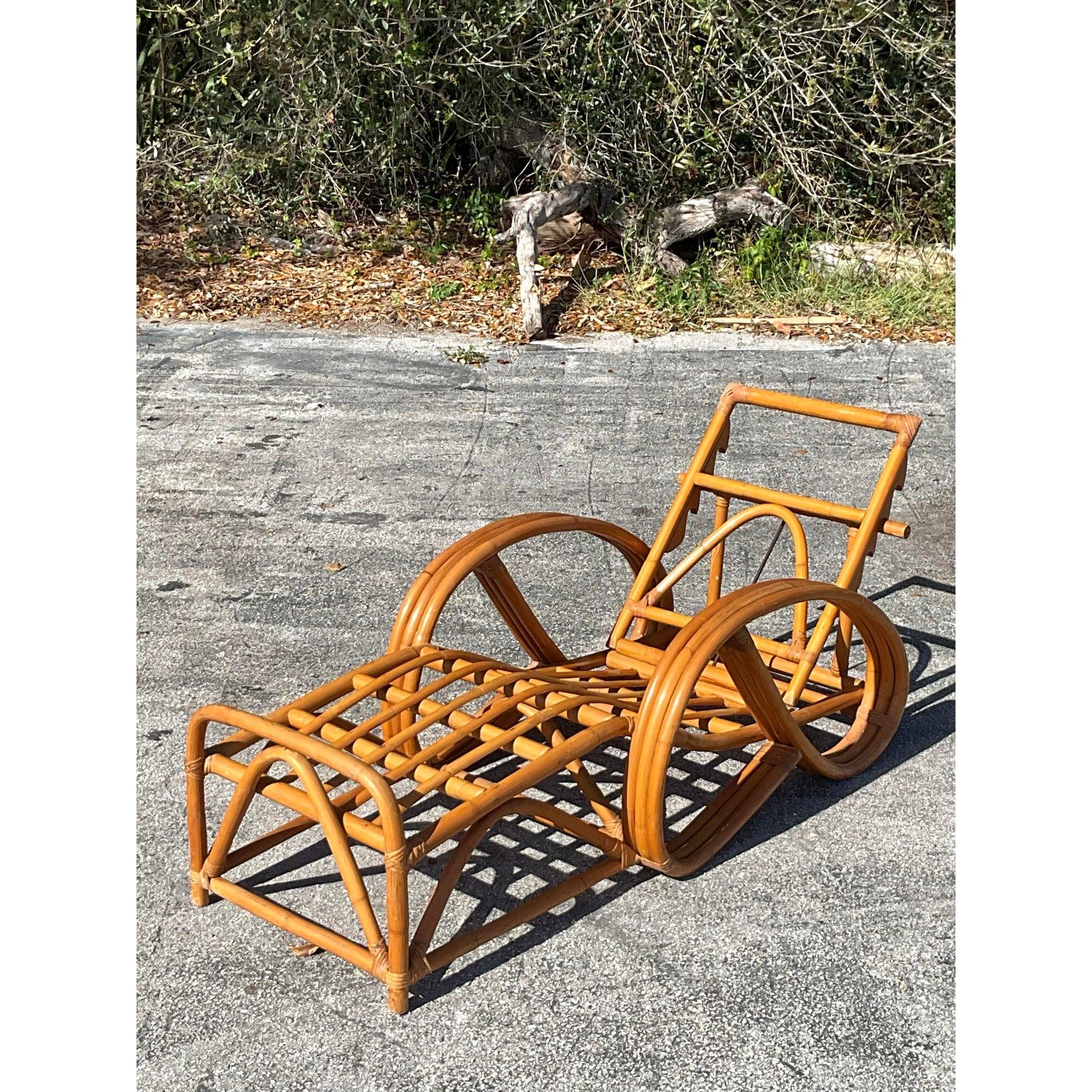 Philippin Chaise longue vintage en rotin courbé de style côtier en vente