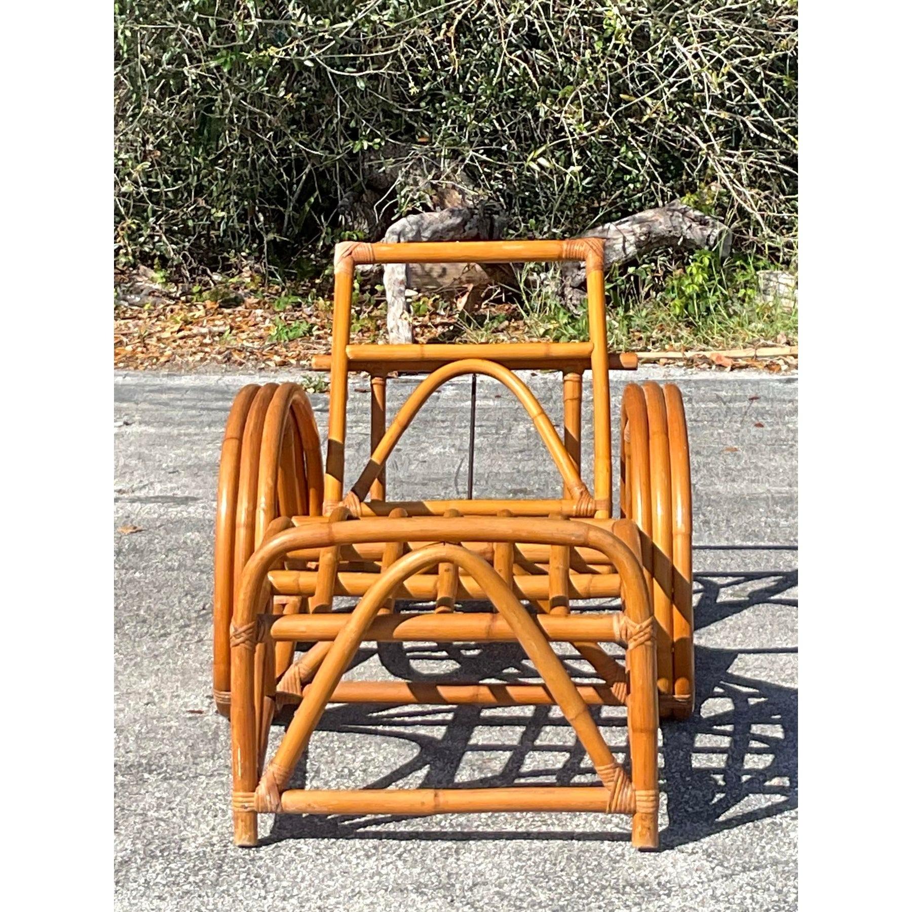 20ième siècle Chaise longue vintage en rotin courbé de style côtier en vente