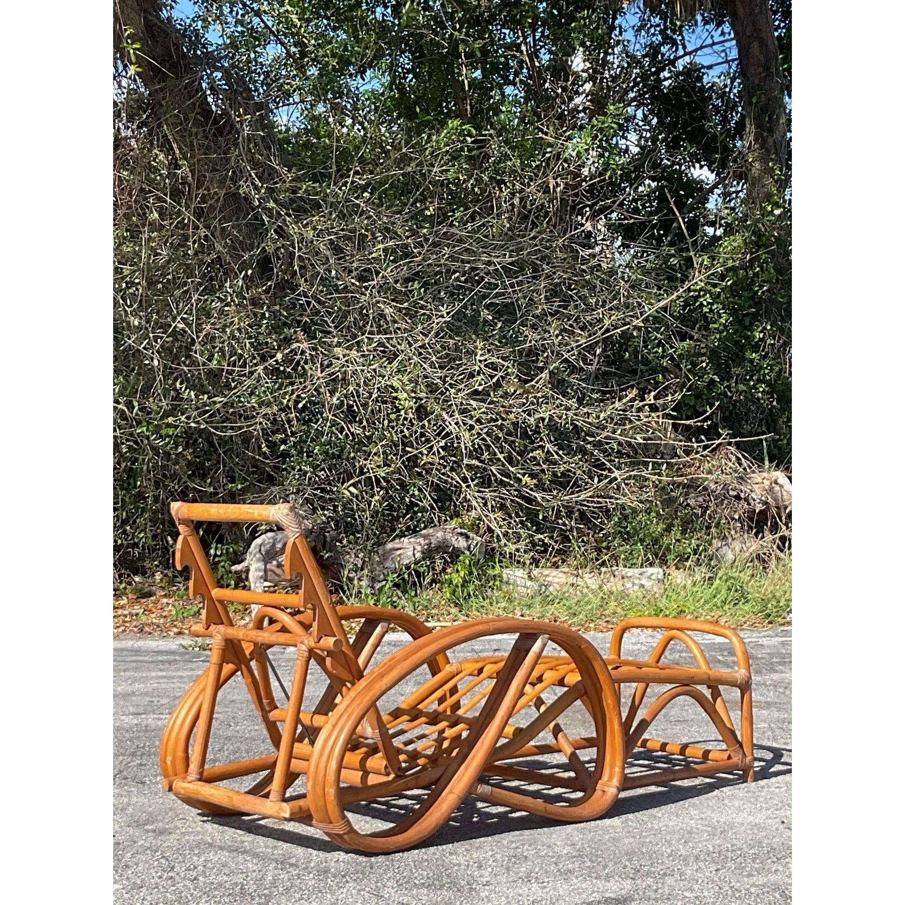 Rotin Chaise longue vintage en rotin courbé de style côtier en vente