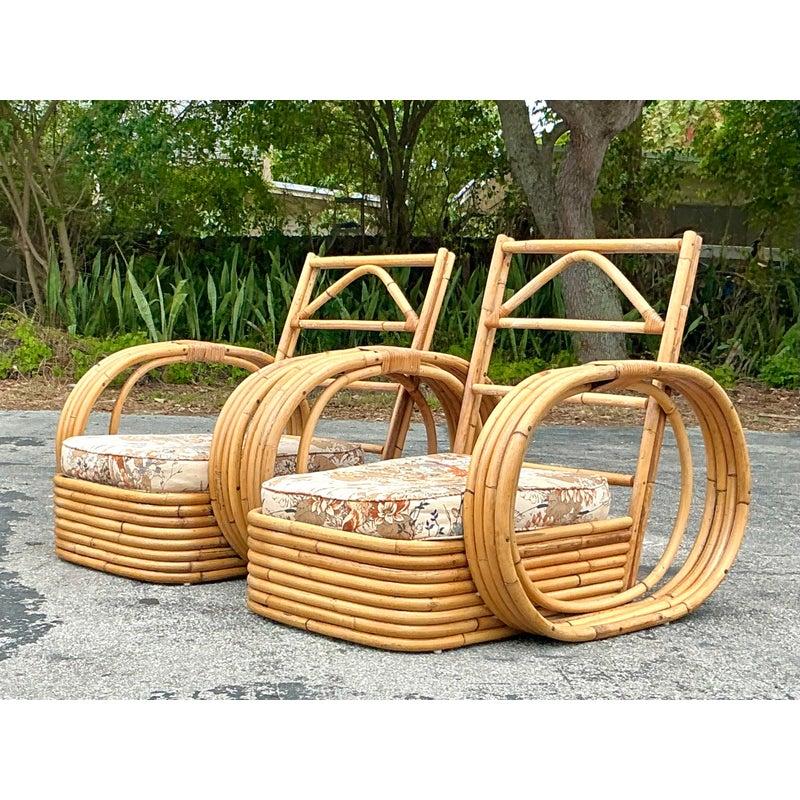 Trasforma il tuo spazio con questa splendida coppia di sedie da salotto vintage in rattan curvato, un mix perfetto di fascino bohémien e artigianato senza tempo. Realizzate a mano in rattan naturale, queste sedie presentano un sorprendente design
