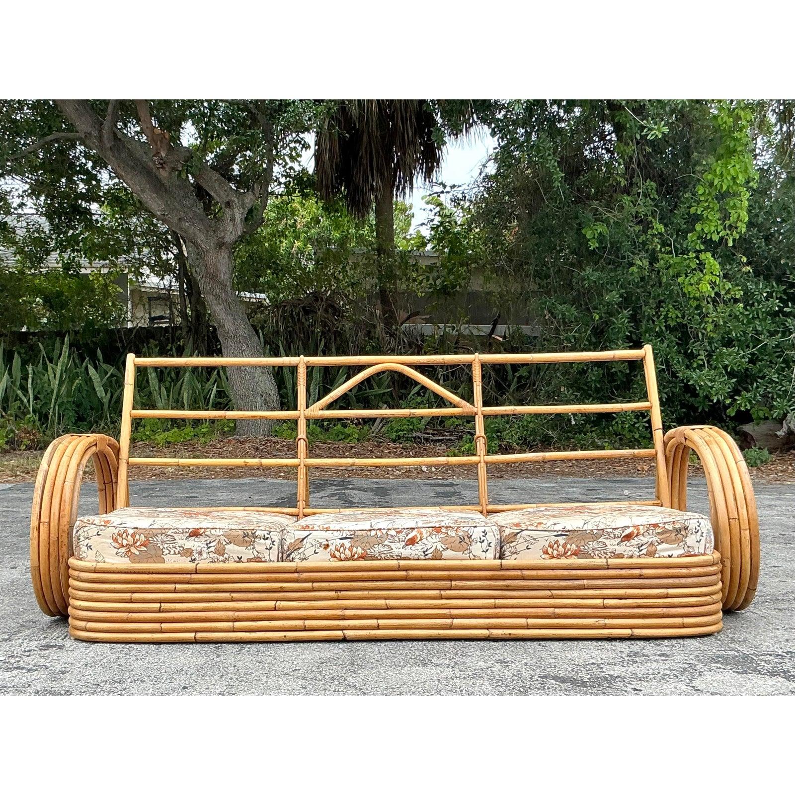 Infusez votre maison avec une élégance tropicale en utilisant ce canapé circulaire en rotin courbé Vintage Coastal, une pièce étonnante qui capture l'essence d'un luxe décontracté et bohème. Fabriqué de manière experte en rotin naturel, ce canapé
