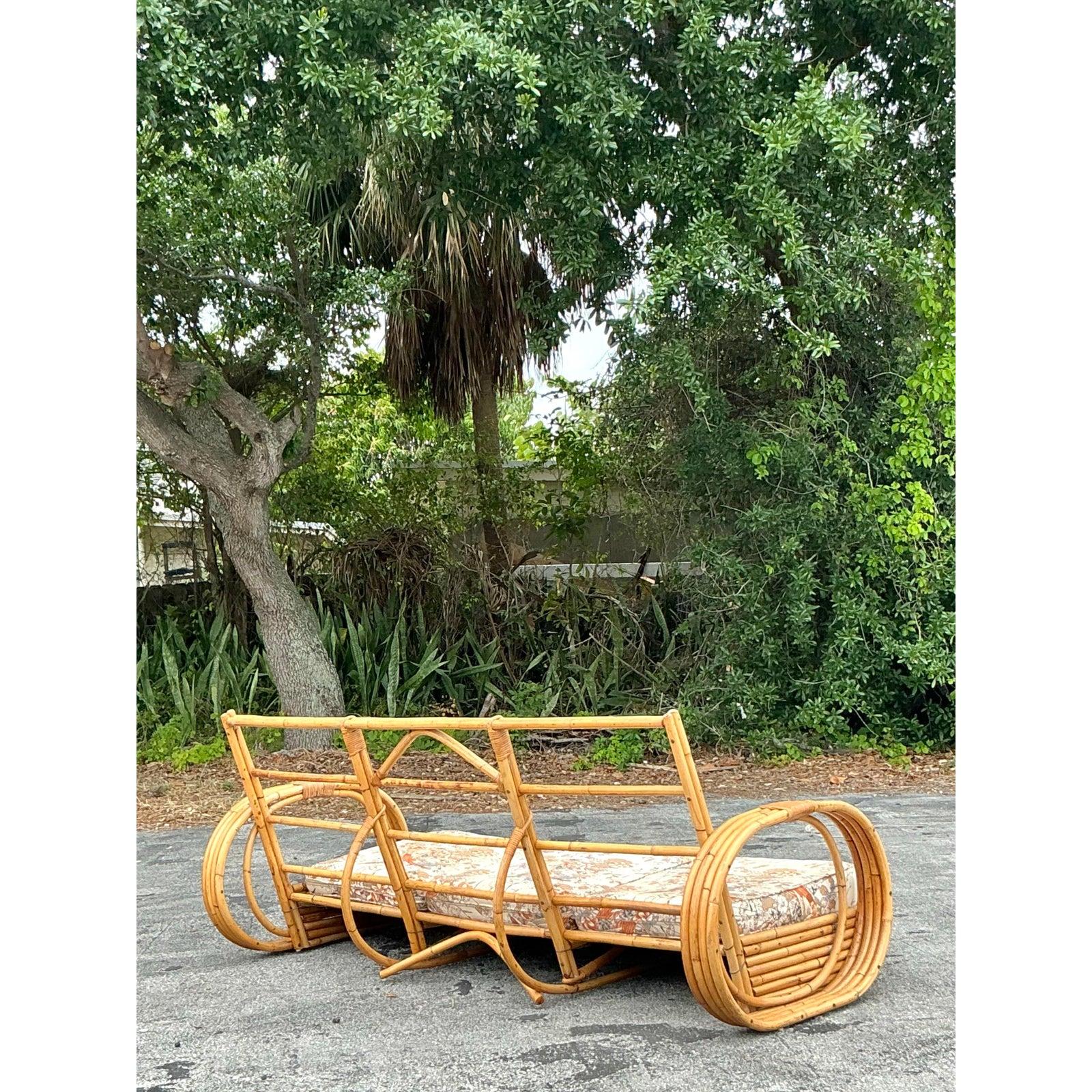 Canapé circulaire vintage en rotin courbé de style côtier Bon état - En vente à west palm beach, FL