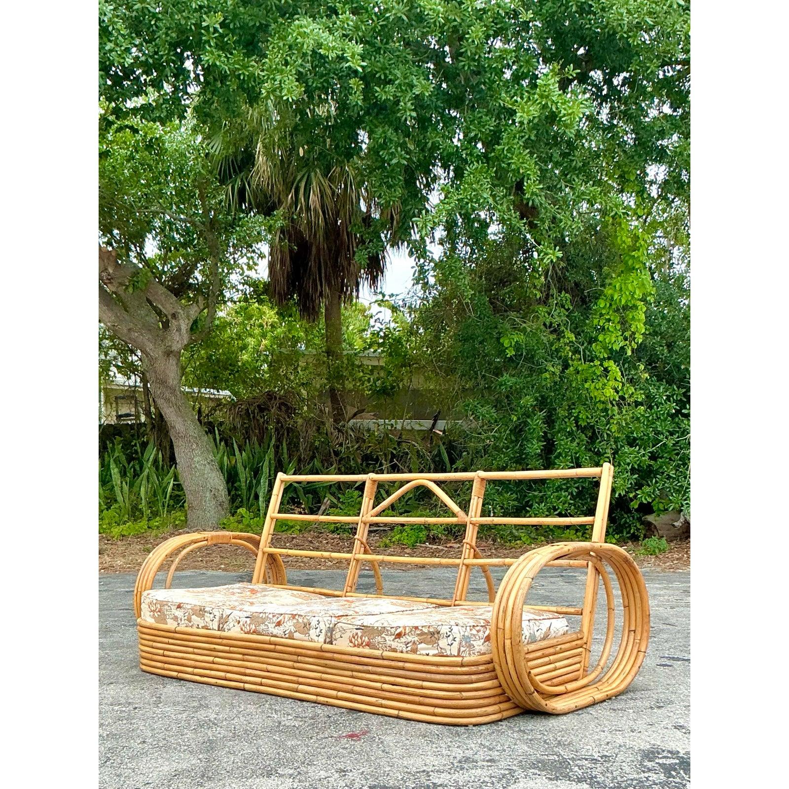 20ième siècle Canapé circulaire vintage en rotin courbé de style côtier en vente