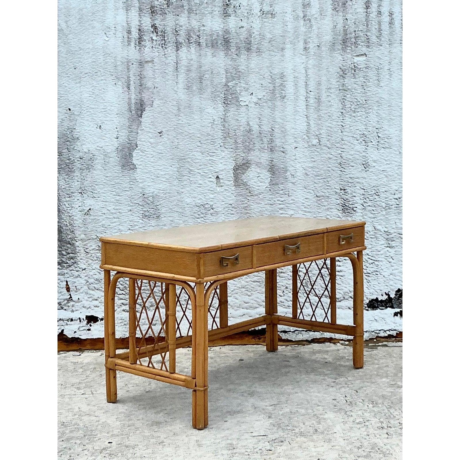 Gebogener Rattan-Schreibtisch im Küstenstil (Moderne der Mitte des Jahrhunderts) im Angebot