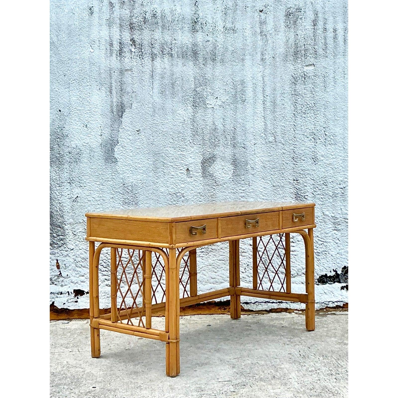 Gebogener Rattan-Schreibtisch im Küstenstil im Zustand „Gut“ im Angebot in west palm beach, FL